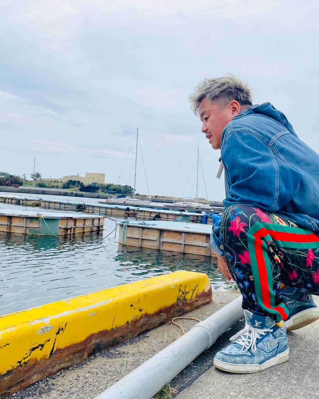 諸星伸一のインスタグラム：「⭐️人生に失敗がないと、人生に失敗する⭐️  ちなみに俺は数えきれないほどの失敗談がある。。  #lamborghini #ランボルギーニ #morohoshi #諸星伸一 #fightingstar #ファイティングスター #fsbk #世界最強モロックマ #世界最強諸星一家 #諸星一家 #powercraft  #tokyo #japan  特に最近、一日がとても早く感じる。  一週間も一ヶ月も一年さえも。  人は死ぬ時  "あっという間の人生だった"  と、誰もが思うらしい。  〜〜〜〜〜〜〜〜〜〜〜〜〜  予約困難店や高級料理も美味しいけど、漁港のアジフライ定食もとても美味しい😊✨」