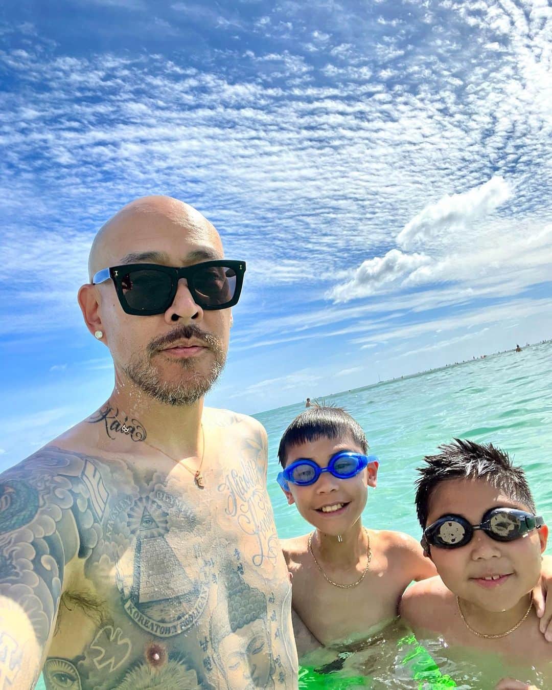 ベン・ボーラーさんのインスタグラム写真 - (ベン・ボーラーInstagram)「This was the most W vacation everr. We got to swim with dolphins, feed turtles, birds and baby sharks, swam in the ocean every day and ate the best food. We hit 5 jackpots at Dave and Busters! And we finished a 250 piece Super Mario Bros puzzle. Oh yeah and The Honolulu Zoo was epic and we still got 3 more days here. We’re still going to go snorkeling and fishing! Thank you dad for taking us to Hawaii for spring break #CBC 🇰🇷🇵🇭」4月14日 11時57分 - benballer