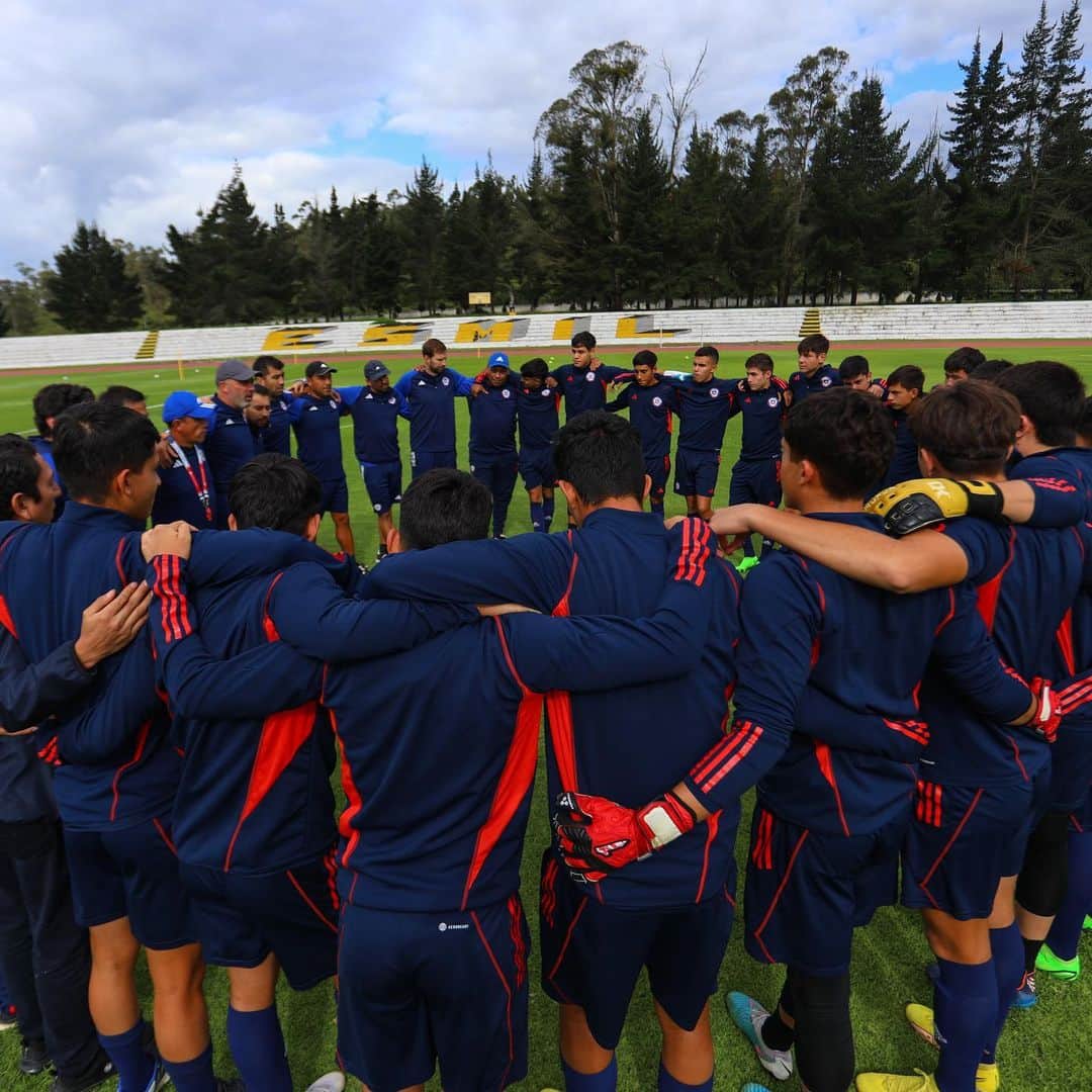 サッカーチリ代表チームさんのインスタグラム写真 - (サッカーチリ代表チームInstagram)「👊 Todos juntos seguimos firmes para lograr el cupo al Mundial   ❤️ ¡Al 💯, #LaRojaSub17 🇨🇱⚽️!   🔜 Ecuador 🇪🇨, por la #Fecha2 del hexagonal final del @conmebol Sudamericano Sub 17 🏆  #VamosLaRojaSub17 #VamosChile」4月14日 11時58分 - laroja