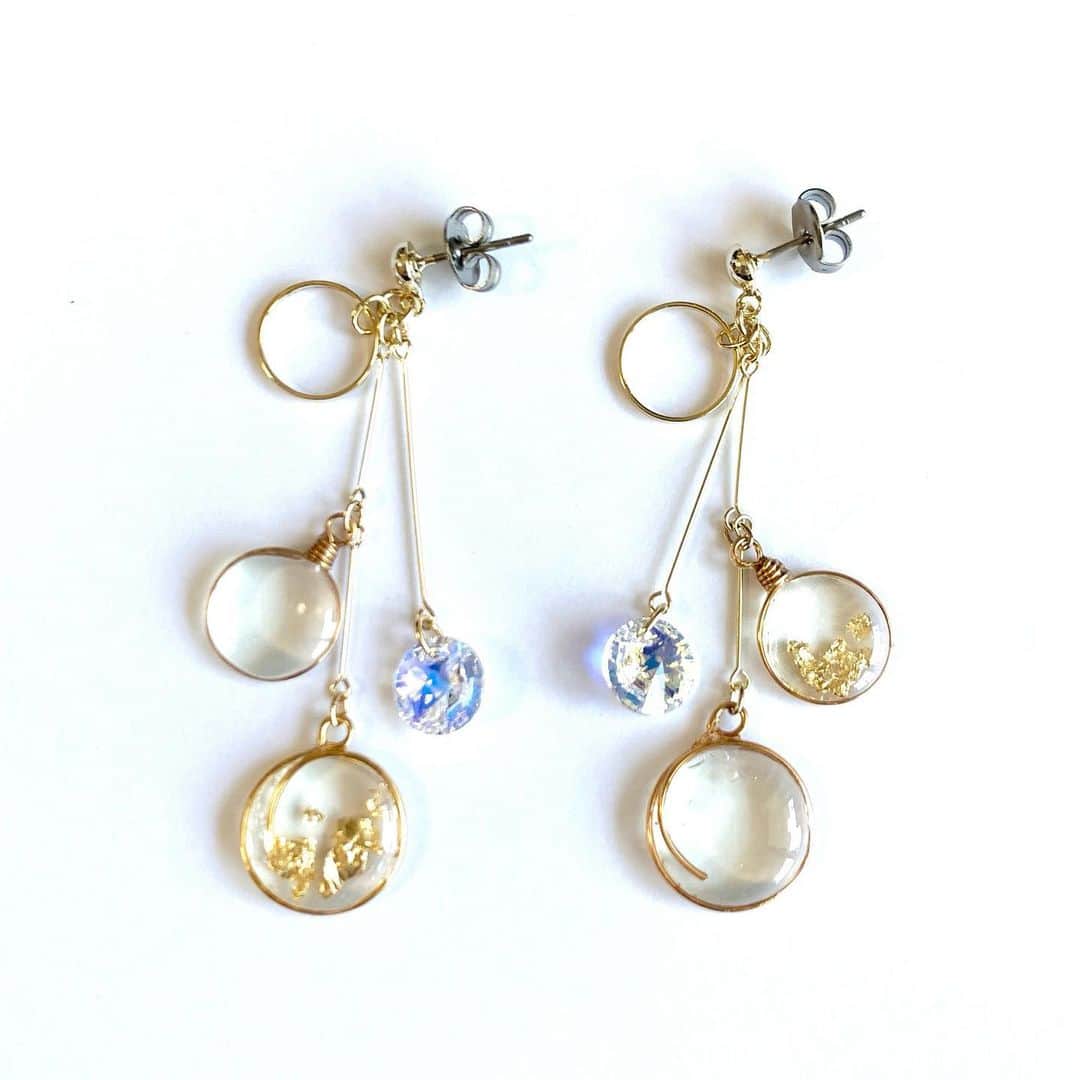 のインスタグラム：「【タピエスタイル オンラインショップ】  「monloulou」アクセサリー新入荷！人気のカラープレートシリーズから、 使いやすいモノトーン、クリアカラーが登場です。 各カラーピアス、イヤリングどちらでも購入可能なので ぜひチェックしてみてください。  ANTIPAST23SSも随時新商品が入荷しておりますので そちらもお見逃しなく！  #タピエスタイル  #tapiestyle  #アクセサリー通販  #onlineshopping  #オンラインショップ  #クリアアクセサリー  #モノトーンアクセサリー  #monloulou」
