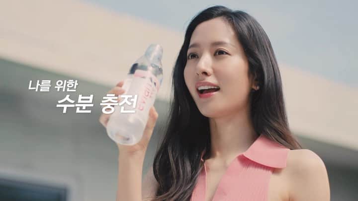 ボナのインスタグラム：「@evianwater 💝」