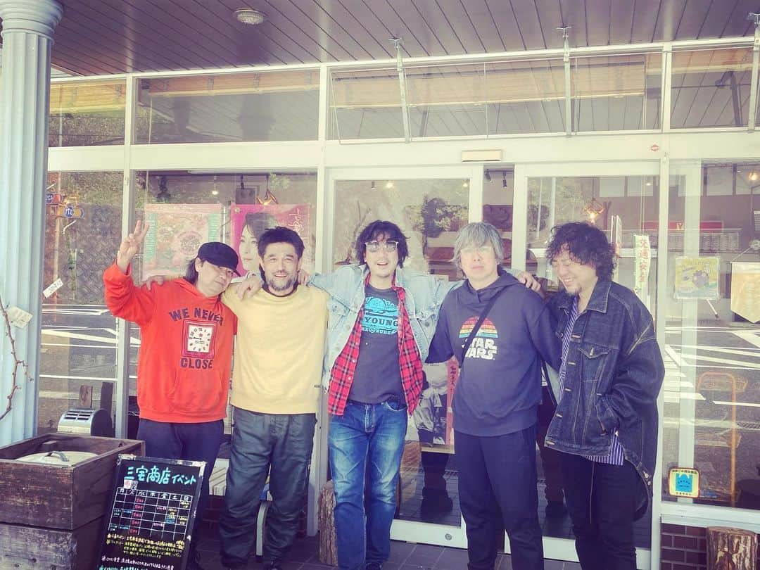 三宅洋平のインスタグラム：「ダチャンボ様御一行来店 今夜の福岡PEACEへ向けて出発  悩み吹き飛び元氣湧くライブ 四半世紀ブレない彼らの哲学  また犬式とツアー組みましょう！  昨夕の奥市食堂へご来場の皆さま ありがとうございます  #平日向上委員会 #dachambo #奥市食堂 #okayama」