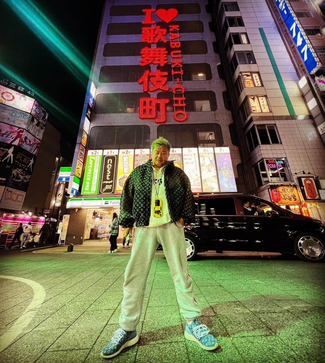 諸星伸一のインスタグラム：「✨考えるな、感じろ✨  物事を考えても良い答えは出ない。  物事を感じると答えはすぐに出る。  #lamborghini #ランボルギーニ #morohoshi #諸星伸一 #fightingstar #ファイティングスター #fsbk #世界最強モロックマ #世界最強諸星一家 #諸星一家 #powercraft  #tokyo #japan  諸星伸一 ＝ 歌舞伎町  ってイメージの人は  ディアブロGTの黒が  好きだと思う😊✨」