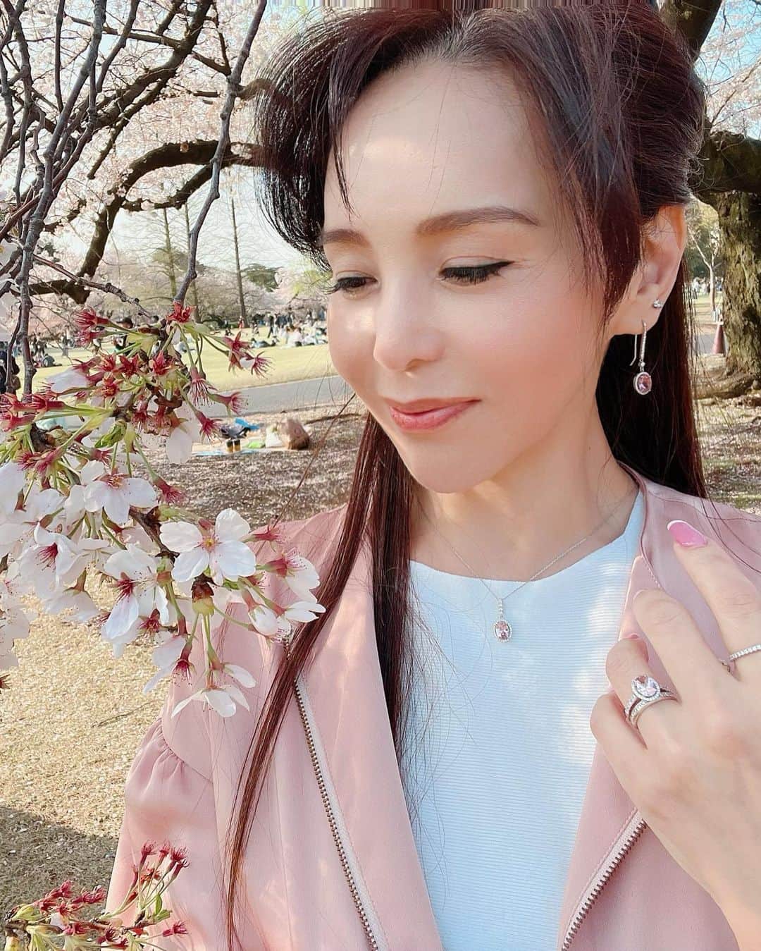 麻美さんのインスタグラム写真 - (麻美Instagram)「桜の時期は🌸 そろそろ終わりだね ． だいたいいつも桜🌸を観終わると 猛烈なdiet開始してる🤣✌️ ． 今の季節はウォーキングにもってこい🚶‍♀️ ． 今年の夏も 頑張ってビキニ👙着よー❣️ ． #love #daughter  #桜」4月14日 11時59分 - mami0s