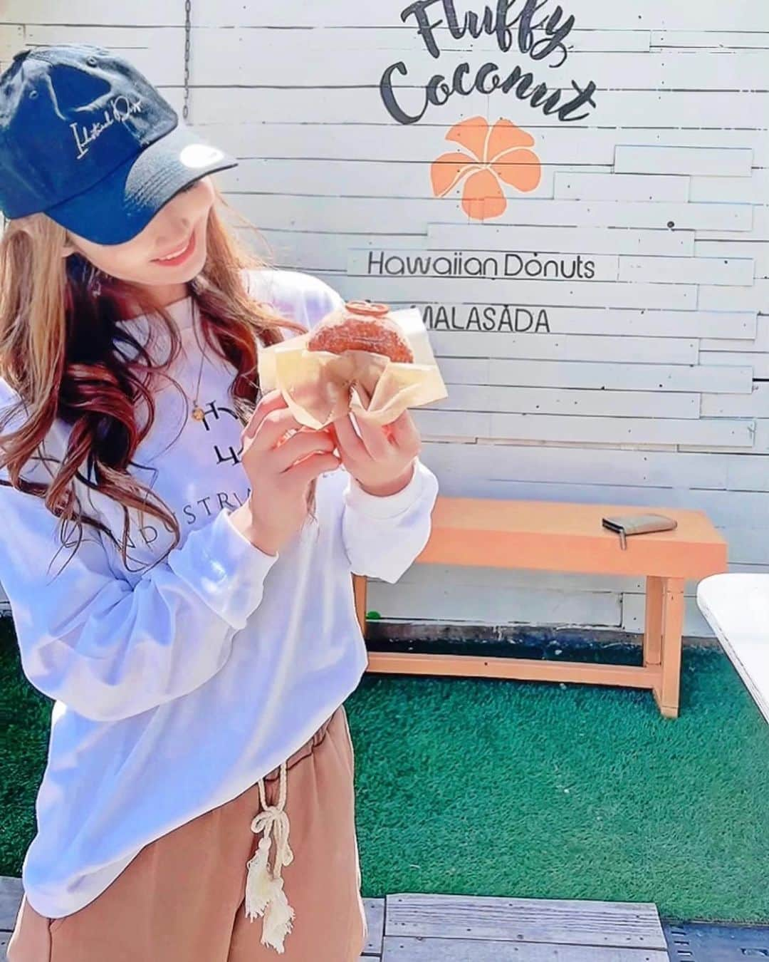 𝐂𝐎𝐂𝐎𝐍𝐀のインスタグラム：「4月1日NEW OPEN  大人気のマラサダ屋さん💛 (Hawaiian donuts🍩) 道を渡ると、海の目の前🏖  ヤバっ🙊 すっごい美味しい🤤 しかもお姉さんが 可愛くて、優しいの💕 毎日でも食べたいくらい好き🍩  @fluffy_coconut.cafe  📍沖縄県恩納村山田3078-1  open 12:00〜16:30  私が頼んだのは カスタードクリームと チーズクリーム🧀  大人気で15時くらいには売り切れ る事ももあるみたいだから 早めに行くのがおすすめ💛  コーデ CAP Tシャツ　@matsu7317  パンツ　@sandlessmoon   #マラサダ #Hawaiiandonuts#沖縄#沖縄カフェ#ドーナツカフェ #ドーナツ屋さん #ビーチカフェ #カジュアルコーデ #スウェットコーデ #id#idブランド#industrial#キャップ女子 #カフェ部 #タビジョ #話題のお店 #話題のスイーツ」