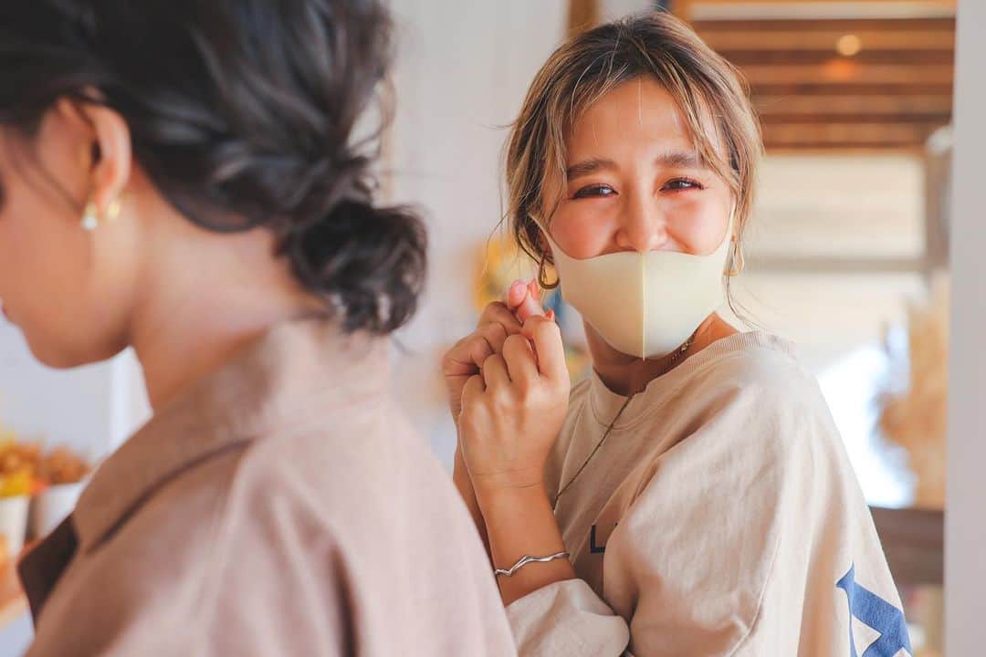 STUDIOSUNS DE&COさんのインスタグラム写真 - (STUDIOSUNS DE&COInstagram)「【ヘアメイクさんに聞きました！◎】 オレンジ🧡がよく似合う笑顔が可愛いご新婦様！！  メイクさんにこだわりポイント聞きました◎  ⬇️  こちらのお客様は、 選んでくださったのがナチュラルなドレスでした👗 ヘアスタイルはかっちりし過ぎず、沖縄の自然に合うようなナチュラルウェーブなシニヨンに♪  選んでくださった、ドライフラワーのブーケとの雰囲気とも合う様な、オレンジベースのメイクに仕上げました🧡  とのことです！  海での撮影とフクギ並木での撮影で髪飾りをチェンジしているのにもご注目👀 スワイプしてみていただくと、変化に気付いて頂けるかと！！  ブーケと同系色でまとめたドライフラワーの髪飾りは、私の推しポイントです✨  一緒になってヘアメイクや髪飾りを考えてくださる初澤さんも一緒に♡ 是非チェックしてください☑️  ------------------------------  photo / @yagasaki.deco.ph   hair&make / Miyu Hatsuzawa  studio / @studio8_nagoya  #スタジオエイト #スタジオ8 普段は愛知で撮影してます！ 愛知で前撮り、後撮り撮影もお任せください。  ------------------------------  『#撮る結婚式 という幸せを』  私たちと一緒に働きませんか？ photographer、hair&make、plannerを募集中です◎ 詳しくは...@decollte_recruit  #名古屋プレ花嫁 #結婚準備  #沖縄花嫁 #愛知花嫁 #名古屋花嫁 #フォトウェディング #前撮り #後撮り #沖縄前撮り #名古屋前撮り  #結婚写真 #ウェディングフォト #ウェディングカメラマン #カップルフォト #カップルさんと繋がりたい #前撮りポーズ #前撮りアイテム  #前撮り指示書  #ウェディングドレス #ドレス前撮り #海ポートレート #沖縄の海 #フクギ並木 #フクギ並木フォトウエディング」4月14日 12時08分 - studiosuns_okinawa