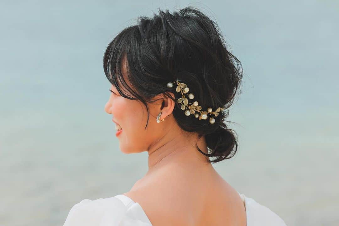 STUDIOSUNS DE&COさんのインスタグラム写真 - (STUDIOSUNS DE&COInstagram)「【ヘアメイクさんに聞きました！◎】 オレンジ🧡がよく似合う笑顔が可愛いご新婦様！！  メイクさんにこだわりポイント聞きました◎  ⬇️  こちらのお客様は、 選んでくださったのがナチュラルなドレスでした👗 ヘアスタイルはかっちりし過ぎず、沖縄の自然に合うようなナチュラルウェーブなシニヨンに♪  選んでくださった、ドライフラワーのブーケとの雰囲気とも合う様な、オレンジベースのメイクに仕上げました🧡  とのことです！  海での撮影とフクギ並木での撮影で髪飾りをチェンジしているのにもご注目👀 スワイプしてみていただくと、変化に気付いて頂けるかと！！  ブーケと同系色でまとめたドライフラワーの髪飾りは、私の推しポイントです✨  一緒になってヘアメイクや髪飾りを考えてくださる初澤さんも一緒に♡ 是非チェックしてください☑️  ------------------------------  photo / @yagasaki.deco.ph   hair&make / Miyu Hatsuzawa  studio / @studio8_nagoya  #スタジオエイト #スタジオ8 普段は愛知で撮影してます！ 愛知で前撮り、後撮り撮影もお任せください。  ------------------------------  『#撮る結婚式 という幸せを』  私たちと一緒に働きませんか？ photographer、hair&make、plannerを募集中です◎ 詳しくは...@decollte_recruit  #名古屋プレ花嫁 #結婚準備  #沖縄花嫁 #愛知花嫁 #名古屋花嫁 #フォトウェディング #前撮り #後撮り #沖縄前撮り #名古屋前撮り  #結婚写真 #ウェディングフォト #ウェディングカメラマン #カップルフォト #カップルさんと繋がりたい #前撮りポーズ #前撮りアイテム  #前撮り指示書  #ウェディングドレス #ドレス前撮り #海ポートレート #沖縄の海 #フクギ並木 #フクギ並木フォトウエディング」4月14日 12時08分 - studiosuns_okinawa
