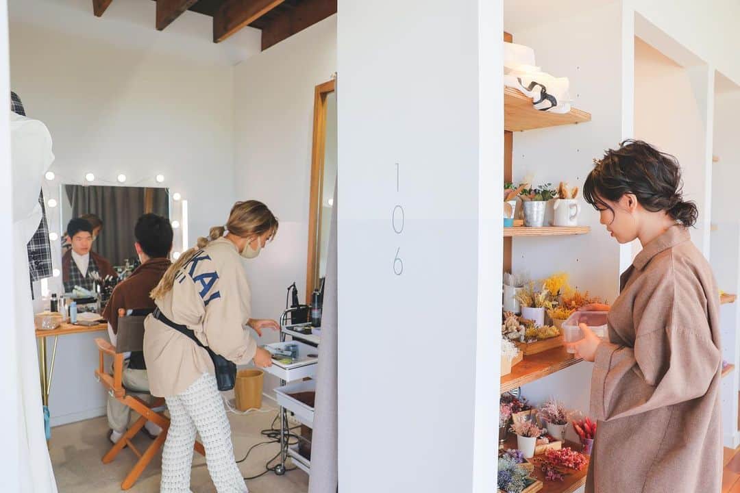 STUDIOSUNS DE&COさんのインスタグラム写真 - (STUDIOSUNS DE&COInstagram)「【ヘアメイクさんに聞きました！◎】 オレンジ🧡がよく似合う笑顔が可愛いご新婦様！！  メイクさんにこだわりポイント聞きました◎  ⬇️  こちらのお客様は、 選んでくださったのがナチュラルなドレスでした👗 ヘアスタイルはかっちりし過ぎず、沖縄の自然に合うようなナチュラルウェーブなシニヨンに♪  選んでくださった、ドライフラワーのブーケとの雰囲気とも合う様な、オレンジベースのメイクに仕上げました🧡  とのことです！  海での撮影とフクギ並木での撮影で髪飾りをチェンジしているのにもご注目👀 スワイプしてみていただくと、変化に気付いて頂けるかと！！  ブーケと同系色でまとめたドライフラワーの髪飾りは、私の推しポイントです✨  一緒になってヘアメイクや髪飾りを考えてくださる初澤さんも一緒に♡ 是非チェックしてください☑️  ------------------------------  photo / @yagasaki.deco.ph   hair&make / Miyu Hatsuzawa  studio / @studio8_nagoya  #スタジオエイト #スタジオ8 普段は愛知で撮影してます！ 愛知で前撮り、後撮り撮影もお任せください。  ------------------------------  『#撮る結婚式 という幸せを』  私たちと一緒に働きませんか？ photographer、hair&make、plannerを募集中です◎ 詳しくは...@decollte_recruit  #名古屋プレ花嫁 #結婚準備  #沖縄花嫁 #愛知花嫁 #名古屋花嫁 #フォトウェディング #前撮り #後撮り #沖縄前撮り #名古屋前撮り  #結婚写真 #ウェディングフォト #ウェディングカメラマン #カップルフォト #カップルさんと繋がりたい #前撮りポーズ #前撮りアイテム  #前撮り指示書  #ウェディングドレス #ドレス前撮り #海ポートレート #沖縄の海 #フクギ並木 #フクギ並木フォトウエディング」4月14日 12時08分 - studiosuns_okinawa