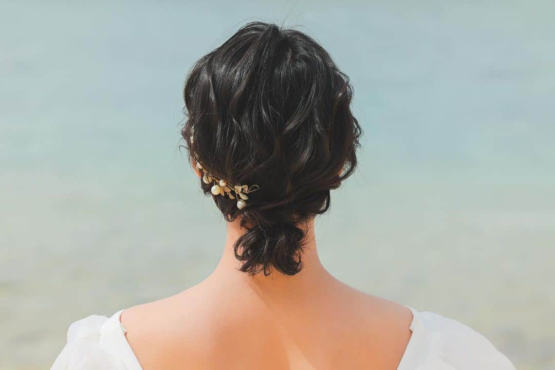 STUDIOSUNS DE&COさんのインスタグラム写真 - (STUDIOSUNS DE&COInstagram)「【ヘアメイクさんに聞きました！◎】 オレンジ🧡がよく似合う笑顔が可愛いご新婦様！！  メイクさんにこだわりポイント聞きました◎  ⬇️  こちらのお客様は、 選んでくださったのがナチュラルなドレスでした👗 ヘアスタイルはかっちりし過ぎず、沖縄の自然に合うようなナチュラルウェーブなシニヨンに♪  選んでくださった、ドライフラワーのブーケとの雰囲気とも合う様な、オレンジベースのメイクに仕上げました🧡  とのことです！  海での撮影とフクギ並木での撮影で髪飾りをチェンジしているのにもご注目👀 スワイプしてみていただくと、変化に気付いて頂けるかと！！  ブーケと同系色でまとめたドライフラワーの髪飾りは、私の推しポイントです✨  一緒になってヘアメイクや髪飾りを考えてくださる初澤さんも一緒に♡ 是非チェックしてください☑️  ------------------------------  photo / @yagasaki.deco.ph   hair&make / Miyu Hatsuzawa  studio / @studio8_nagoya  #スタジオエイト #スタジオ8 普段は愛知で撮影してます！ 愛知で前撮り、後撮り撮影もお任せください。  ------------------------------  『#撮る結婚式 という幸せを』  私たちと一緒に働きませんか？ photographer、hair&make、plannerを募集中です◎ 詳しくは...@decollte_recruit  #名古屋プレ花嫁 #結婚準備  #沖縄花嫁 #愛知花嫁 #名古屋花嫁 #フォトウェディング #前撮り #後撮り #沖縄前撮り #名古屋前撮り  #結婚写真 #ウェディングフォト #ウェディングカメラマン #カップルフォト #カップルさんと繋がりたい #前撮りポーズ #前撮りアイテム  #前撮り指示書  #ウェディングドレス #ドレス前撮り #海ポートレート #沖縄の海 #フクギ並木 #フクギ並木フォトウエディング」4月14日 12時08分 - studiosuns_okinawa