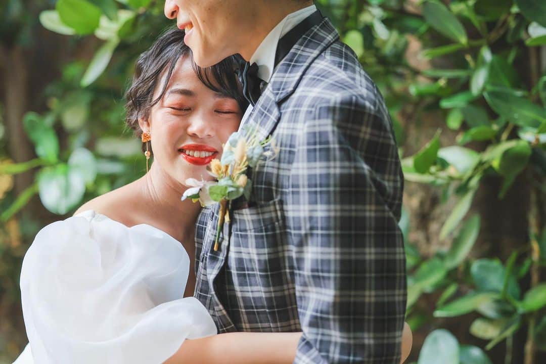 STUDIOSUNS DE&COさんのインスタグラム写真 - (STUDIOSUNS DE&COInstagram)「【ヘアメイクさんに聞きました！◎】 オレンジ🧡がよく似合う笑顔が可愛いご新婦様！！  メイクさんにこだわりポイント聞きました◎  ⬇️  こちらのお客様は、 選んでくださったのがナチュラルなドレスでした👗 ヘアスタイルはかっちりし過ぎず、沖縄の自然に合うようなナチュラルウェーブなシニヨンに♪  選んでくださった、ドライフラワーのブーケとの雰囲気とも合う様な、オレンジベースのメイクに仕上げました🧡  とのことです！  海での撮影とフクギ並木での撮影で髪飾りをチェンジしているのにもご注目👀 スワイプしてみていただくと、変化に気付いて頂けるかと！！  ブーケと同系色でまとめたドライフラワーの髪飾りは、私の推しポイントです✨  一緒になってヘアメイクや髪飾りを考えてくださる初澤さんも一緒に♡ 是非チェックしてください☑️  ------------------------------  photo / @yagasaki.deco.ph   hair&make / Miyu Hatsuzawa  studio / @studio8_nagoya  #スタジオエイト #スタジオ8 普段は愛知で撮影してます！ 愛知で前撮り、後撮り撮影もお任せください。  ------------------------------  『#撮る結婚式 という幸せを』  私たちと一緒に働きませんか？ photographer、hair&make、plannerを募集中です◎ 詳しくは...@decollte_recruit  #名古屋プレ花嫁 #結婚準備  #沖縄花嫁 #愛知花嫁 #名古屋花嫁 #フォトウェディング #前撮り #後撮り #沖縄前撮り #名古屋前撮り  #結婚写真 #ウェディングフォト #ウェディングカメラマン #カップルフォト #カップルさんと繋がりたい #前撮りポーズ #前撮りアイテム  #前撮り指示書  #ウェディングドレス #ドレス前撮り #海ポートレート #沖縄の海 #フクギ並木 #フクギ並木フォトウエディング」4月14日 12時08分 - studiosuns_okinawa