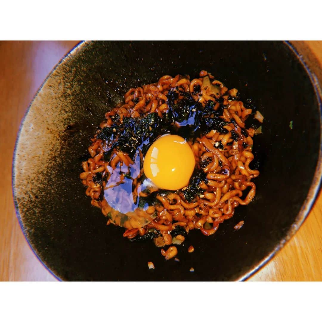 杉原枝利香さんのインスタグラム写真 - (杉原枝利香Instagram)「#블랙데이 ★  今日(4/14)は韓国でおなじみの【ブラックデー】‼  チャパゲティ、やきそばみたいな味を想像してたけど全然違うから食べてほしい。 ハマる〜♡ 韓国のり&生卵をonしてみたのが美味しかった〜！  ーーーーーーーーーー 農心公式アンバサダーオーディション参加中♪ イイネやコメントで応援してね♡ @nongshimjapan @narrow_official ーーーーーーーーーー #チャパゲティ #コリコレ鍋 #辛ラーメン #ブラックデー #農心アンバサダー #ラーメン #インスタント麺 #韓国料理 #韓国料理 #チャパゲティアレンジ #農心 #nongshim #ramen #辛党 #신라면 #韓国好き ------------------------ #photoshoot #photo #outfit #ootd #ootdfashion #followme #シードルアンバサダー #横須賀アピールグラマー #りンご #杉原枝利香 #actress #model #ambassador #🍎」4月14日 12時09分 - erikasugihara