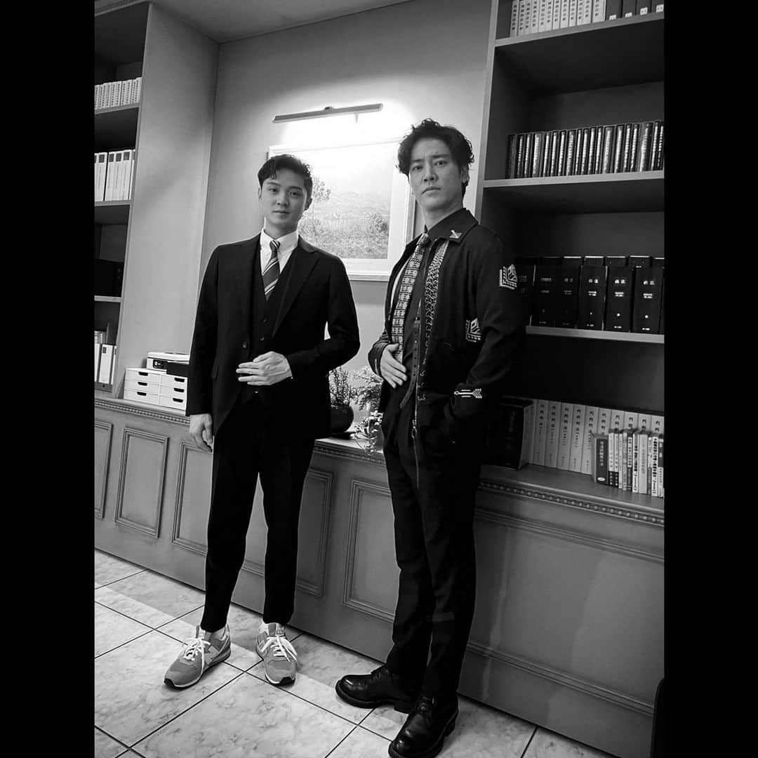 磯村勇斗のインスタグラム：「.  「ケイジとケンジ、時々ハンジ。」  第一話ご視聴ありがとうございました。  最高のバディ、仲井戸豪太さんです。 そして 最高の座長、桐谷健太さんです。  刑事、検事、判事、それぞれの活躍と交差していく模様を是非お楽しみ下さい！！  毎週木曜日夜9時  #ケイジとケンジ時々ハンジ #桐谷健太 さん」