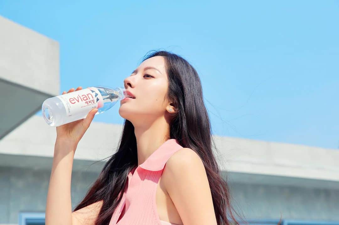 ボナのインスタグラム：「My small luxury @evianwater 💝」