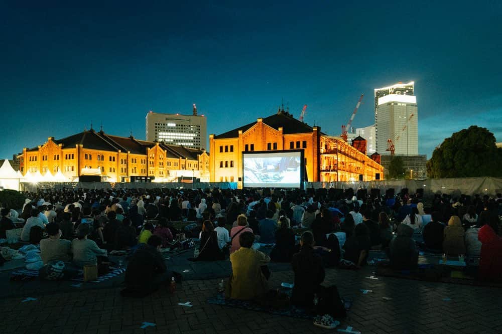 横浜赤レンガ倉庫のインスタグラム：「. 日本最大級の屋外シアターイベント「SEA SIDE CINEMA 2023」の上映作品が決定🎥！   横浜赤レンガ倉庫では“日本が世界に誇るアニメーション映画” を上演🗾🎥  スタジオジブリの世界的な名作「千と千尋の神隠し」や、スタジオ地図の最新作「竜とそばかすの姫」を含む5作品を上映いたします✨   詳細はイベント特設サイトでご確認ください♪   【THEATER REDBRICK開催概要】  🎬開催日時：2023年5月2日（火）～6日（日）開演18:45〜  ※雨天決行、荒天時は中止いたします。   🎬入場料：無料   🎬場所：横浜赤レンガ倉庫 赤レンガパーク   🎬上映作品スケジュール： 5月2日（火）『聲の形』 5月3日（水）『犬王』 5月4日（木）『竜とそばかすの姫』 5月5日（金）『千と千尋の神隠し』 5月6日（土）『コクリコ坂から』 ※5月7日（日）は特別上映イベントを予定しております。 　詳細は4月下旬に公開予定です。    #シーサイドシネマ #seasidecinema #横浜赤レンガ倉庫 #赤レンガ倉庫 #yokohamaredbrickwarehouse  #malineandwalkyokohama #横浜ベイクォーター #横浜ワールドポーターズ #映画好きな人と繋がりたい #映画鑑賞 #Movie #映画 #横浜 #みなとみらい #たらちねジョン  #海が走るエンドロール」