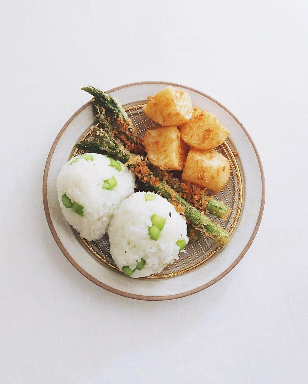 樋口正樹のインスタグラム：「Today's Lunch 🍙 . お昼ごはんのおにぎりセット。 おにぎりはアスパラごはんで バターとハーブ塩で味付けて。 おかずのフライは新じゃがと アスパラガス、揚げ立てホっ😋 . . . #おにぎり #アスパラごはん #アスパラフライ #いもフライ #春はあげもの #金曜日はフライデー #onigiri #lunch」