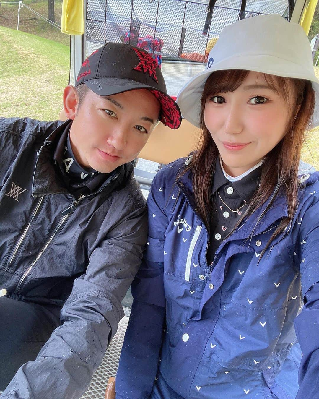 MIKIさんのインスタグラム写真 - (MIKIInstagram)「久しぶりのツーサムデート💕⛳️が、 雨風😮‍💨🤣☔️ でもキャンセルせず、行ってやったぜー😆⛳️❤️ 後半雨止んでよかった🥹 バンカーとアプローチをいっぱい教えてもらったら少し上手くなったぞ🥰 ドライバーもっと飛んで😮‍💨⤵︎ 結果、ハンデをもらいみきの勝ち🤑💸💕笑  @love_callaway  #ゴルフ女子 #ゴルフ女子と繋がりたい #ゴルフ女子コーデ #関西ゴルファー #関西ゴルフ女子 #関西ゴルフ女子と繋がりたい #関西ゴルファーと繋がりたい #飲兵衛ゴルファー #酔っ払い #酔っ払い女子 #飲兵衛 #飲兵衛女子 #ゴルフコーデ #golf #golfwear #宝塚けやきヒルカントリークラブ #ツーサムデート #ツーサム #ゴルフデート #キャロウェイ #キャロウェイゴルフ #キャロウェイアパレル #lovecallaway #ドライバーショット #スイング動画」4月14日 12時05分 - mktyy_golf