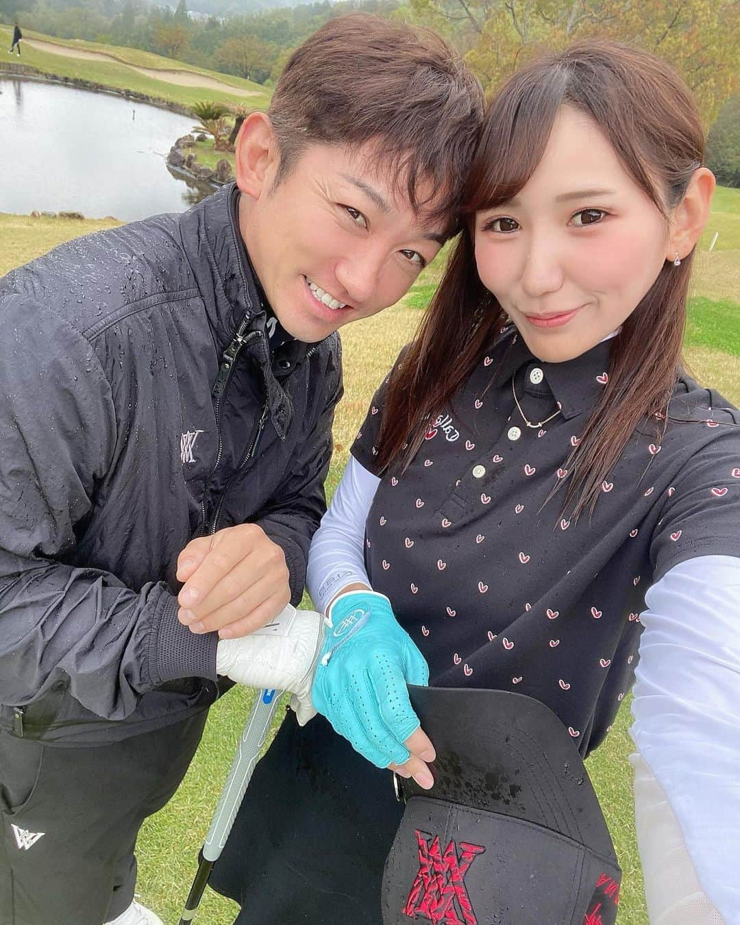 MIKIさんのインスタグラム写真 - (MIKIInstagram)「久しぶりのツーサムデート💕⛳️が、 雨風😮‍💨🤣☔️ でもキャンセルせず、行ってやったぜー😆⛳️❤️ 後半雨止んでよかった🥹 バンカーとアプローチをいっぱい教えてもらったら少し上手くなったぞ🥰 ドライバーもっと飛んで😮‍💨⤵︎ 結果、ハンデをもらいみきの勝ち🤑💸💕笑  @love_callaway  #ゴルフ女子 #ゴルフ女子と繋がりたい #ゴルフ女子コーデ #関西ゴルファー #関西ゴルフ女子 #関西ゴルフ女子と繋がりたい #関西ゴルファーと繋がりたい #飲兵衛ゴルファー #酔っ払い #酔っ払い女子 #飲兵衛 #飲兵衛女子 #ゴルフコーデ #golf #golfwear #宝塚けやきヒルカントリークラブ #ツーサムデート #ツーサム #ゴルフデート #キャロウェイ #キャロウェイゴルフ #キャロウェイアパレル #lovecallaway #ドライバーショット #スイング動画」4月14日 12時05分 - mktyy_golf