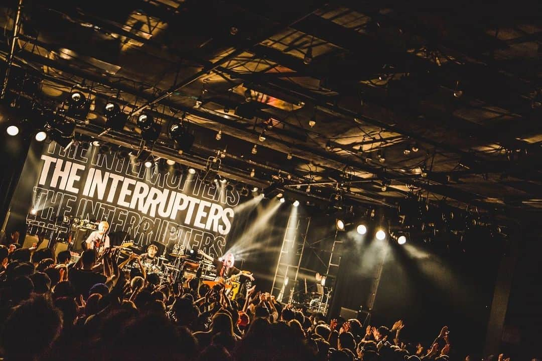 あやぺたさんのインスタグラム写真 - (あやぺたInstagram)「THE INTERRUPTERS JAPAN TOUR 2023 PUNKSPRING EXTRA SHOWS  2023.3.28(TUE)恵比寿LIQUID LOOM  photo by @naoto_iwabuchi_   #theinterrupters  #dizzysunfist」4月14日 12時15分 - ayapettan