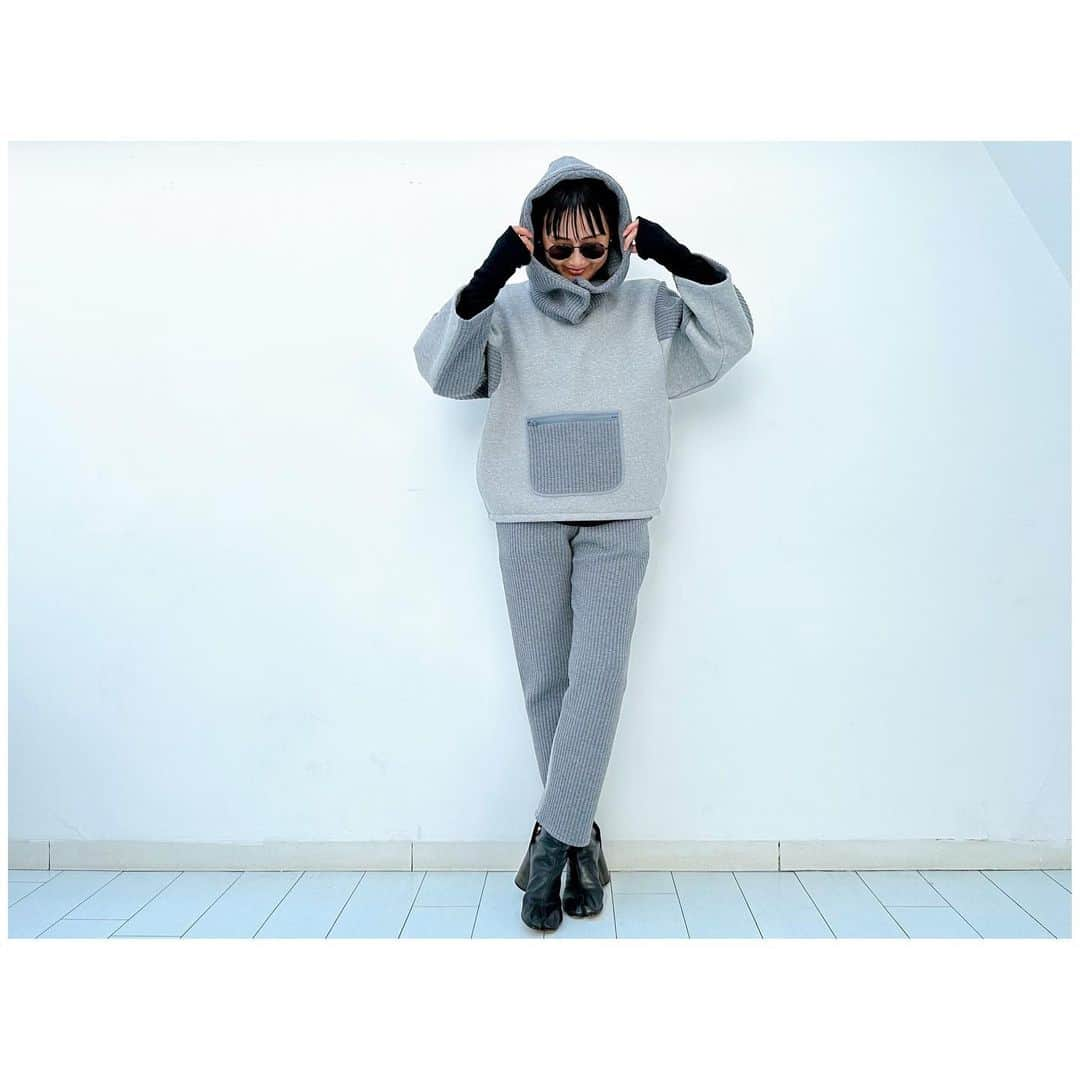 李ヒャンさんのインスタグラム写真 - (李ヒャンInstagram)「Quilting sweat parka(grey) Quilting sweat pants(grey) 来シーズンの冬はこれだ！ ってくらいまたまたあったかいスウェットシリーズです。 パーカーは以前あったタイプのキルティングアップグレードバージョン。 フードがキルティングで立ち上がりにスナップボタンつけているので帽子付きパーカーみたいな感覚で着ていただけます。 ドラえもんポケットは本当に便利です👍 雪山行っても頭の寒さを守れる仕様😚 パンツは裾のリブがなく、シルエットにも拘ったのでパジャマ感なく普段使いに着ていただけます！！ 全面にストレッチキルティングを使用しているので膝も裏毛スウェットよりは出にくいかと思います。 とにかく肌触り良くあったかい！！ サーマルとの合わせもぴったりかつ更に防寒になります。 ウィンタースポーツやる皆様 雪山行く事を想定して作ってますので是非w もちろん雪山行かない方にも是非是非オススメしたいスウェットシリーズです♡  *予約特典ありの予約会は17日(月)21時までです。 #fashion #style #ootd #outfits #remake #sweat #herfee #herfee2023aw #herfee_official」4月14日 12時26分 - 73hyang