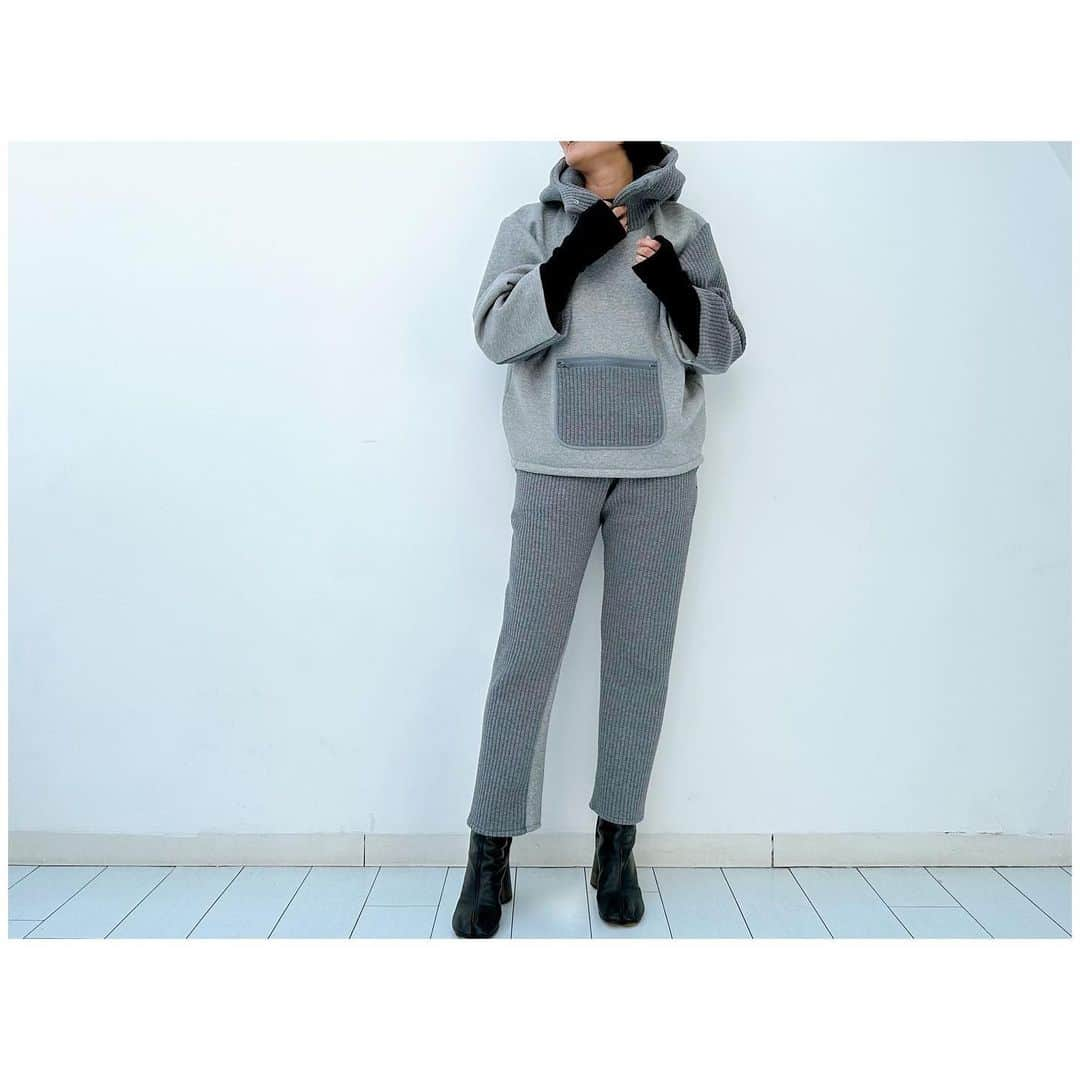 李ヒャンさんのインスタグラム写真 - (李ヒャンInstagram)「Quilting sweat parka(grey) Quilting sweat pants(grey) 来シーズンの冬はこれだ！ ってくらいまたまたあったかいスウェットシリーズです。 パーカーは以前あったタイプのキルティングアップグレードバージョン。 フードがキルティングで立ち上がりにスナップボタンつけているので帽子付きパーカーみたいな感覚で着ていただけます。 ドラえもんポケットは本当に便利です👍 雪山行っても頭の寒さを守れる仕様😚 パンツは裾のリブがなく、シルエットにも拘ったのでパジャマ感なく普段使いに着ていただけます！！ 全面にストレッチキルティングを使用しているので膝も裏毛スウェットよりは出にくいかと思います。 とにかく肌触り良くあったかい！！ サーマルとの合わせもぴったりかつ更に防寒になります。 ウィンタースポーツやる皆様 雪山行く事を想定して作ってますので是非w もちろん雪山行かない方にも是非是非オススメしたいスウェットシリーズです♡  *予約特典ありの予約会は17日(月)21時までです。 #fashion #style #ootd #outfits #remake #sweat #herfee #herfee2023aw #herfee_official」4月14日 12時26分 - 73hyang