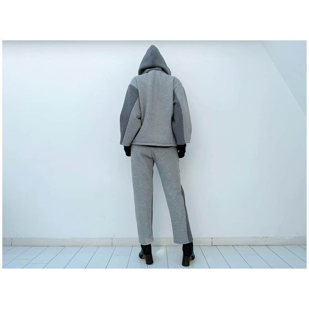 李ヒャンさんのインスタグラム写真 - (李ヒャンInstagram)「Quilting sweat parka(grey) Quilting sweat pants(grey) 来シーズンの冬はこれだ！ ってくらいまたまたあったかいスウェットシリーズです。 パーカーは以前あったタイプのキルティングアップグレードバージョン。 フードがキルティングで立ち上がりにスナップボタンつけているので帽子付きパーカーみたいな感覚で着ていただけます。 ドラえもんポケットは本当に便利です👍 雪山行っても頭の寒さを守れる仕様😚 パンツは裾のリブがなく、シルエットにも拘ったのでパジャマ感なく普段使いに着ていただけます！！ 全面にストレッチキルティングを使用しているので膝も裏毛スウェットよりは出にくいかと思います。 とにかく肌触り良くあったかい！！ サーマルとの合わせもぴったりかつ更に防寒になります。 ウィンタースポーツやる皆様 雪山行く事を想定して作ってますので是非w もちろん雪山行かない方にも是非是非オススメしたいスウェットシリーズです♡  *予約特典ありの予約会は17日(月)21時までです。 #fashion #style #ootd #outfits #remake #sweat #herfee #herfee2023aw #herfee_official」4月14日 12時26分 - 73hyang