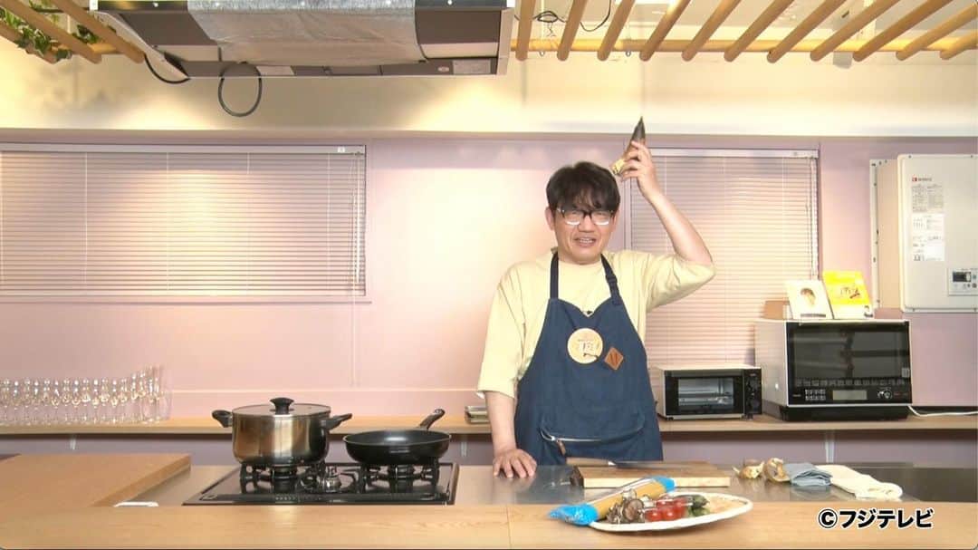 【公式】『ノンストップ！』さんのインスタグラム写真 - (【公式】『ノンストップ！』Instagram)「ノンストップ👆 🎲🍚 サイコロ👓飯 🍚🎲  今週もご覧頂きましてありがとうございました！ 今回は、武蔵小山商店街に行ってきました🌟  本日の料理は… 〈タケノコとそら豆の包み焼きパスタ〉 購入した食材は、タケノコ・そら豆・まいたけ・ ミニトマト・パスタ！  オーブントースターで、タケノコは20分、 そら豆は7分ほど焼きます💡 まいたけは手でほぐし、フライパンで素焼きに❗️ 茹でたパスタを、オリーブオイル・ニンニク・鷹の爪・ 塩で炒めます。 オーブンから取り出したタケノコも、 オリーブオイルで炒めたら…  フライパンにアルミホイルを敷き、全ての具材を盛り付け！♪  そのままアルミホイルで包み、フライパンで焼いたら… 「ホイルじゃなくて別に炒めればよかったんじゃないのパスタ」完成です✨🍝  そして、 今回は飯尾さんがコーナーのロゴを考えてくれました！ 飯尾さんが書いた新ロゴ案も公開🤭 設楽さんのアドバイスを受けて、 来週には完成するのか…！？😂  みなさんも、飯尾さんのレシピを参考に  #👓飯 作ってみてください！💁🏻‍♀️ その他、今まで飯尾さんが作ったワリカツめしが レシピ本になって絶賛発売中でございます！ タイトルは【ずん・飯尾の開き直りごはん】 まだの方はぜひチェックよろしくお願い致します！  #ノンストップ #サイコロ👓飯 #飯尾和樹 #設楽統 #設楽総理 #大久保佳代子 #オオクボーノ #吉村崇 #吉村議員 #武蔵小山商店街 #新タイトル #よろしくね」4月14日 12時27分 - nonstop.staff