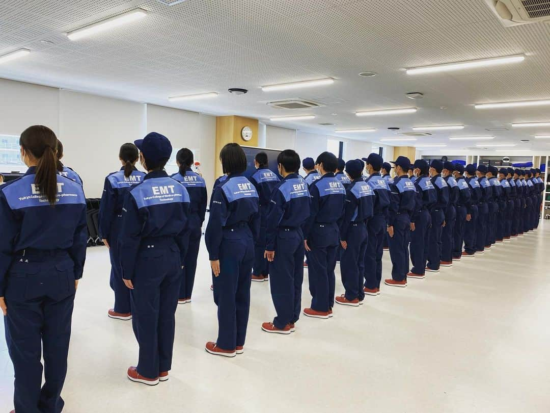 東京医薬専門学校さんのインスタグラム写真 - (東京医薬専門学校Instagram)「救急救命士科 新1年生　はじめての「シミュレーション実習」です。 真新しい活動服、その着方からスタート🚑  #東京医薬 #東京医薬看護専門学校 #救急救命士 #救急 #救急男子 #消防女子 #専門学校」4月14日 12時20分 - tokyo_iyaku