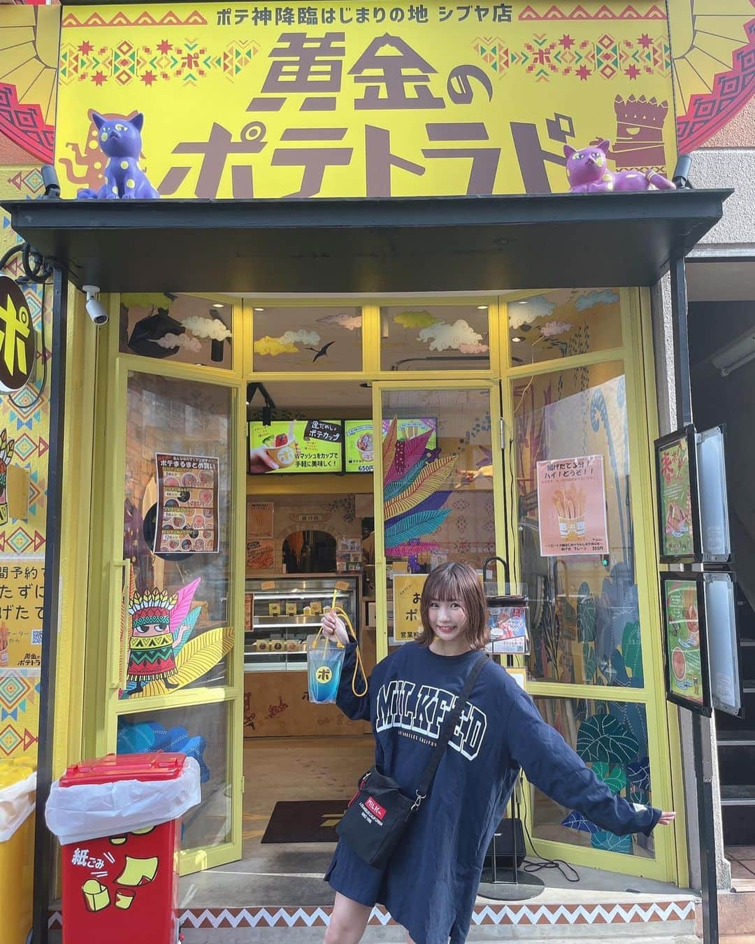 小林智絵さんのインスタグラム写真 - (小林智絵Instagram)「. . . . . . 渋谷にある「黄金のポテトラド」 @potatorado_shibuya さんに 行ってきました🍟❤️ . . . どのメニューもとってもリーズナブルかつすんばらしく美味しかった🥹🍟🍟 . . . ポテトはもっちりほくほくで、ついつい食べすぎてしまった🥹（笑） . . . 私はあげティーヤがどストライクでした🥹✨✨ . . 美味しすぎたし、 なんと！我らの看板があるEASTが凄く近くなのでライブ前なんかに行きやすいねっ😊✨ . . . この可愛すぎる飲み物は 青空レモネード🍋❤️ . かあいい、、、♡ . . . . . #黄金のポテトラド #渋谷グルメ #ポテト専門店 #渋谷テイクアウト #渋谷食べ歩き #マッシュポテト #PR #ポの時代 #ネイビーコーデ #青コーデ #ミルクフェド #milkfed #ボブ #ボブアレンジ #ボブヘアアレンジ #外ハネボブ #外ハネ #イエベ秋 #イエベ秋メイク #イエベ #イエベメイク #年齢逆行アイドル」4月14日 12時22分 - kobayashichie_1012