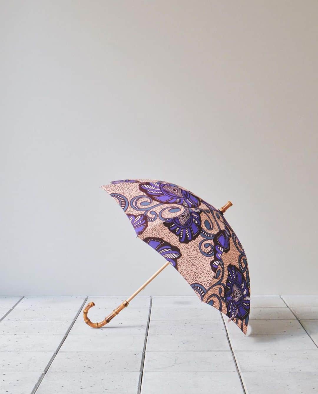 lifes_officialさんのインスタグラム写真 - (lifes_officialInstagram)「04.14（ fri ）online store 20:00 in stock  African Print Umbrella   選りすぐりのパーニュ(アフリカの民族布)を使用した日傘。竹ハンドル仕様で軽くて持ちやすく、布の組み合わせや止め具のアフリカンビーズがポイント。TODAYFUL の服にも合うカラーバリエーションで、差し色にぴったりです。撥水加工済みですが、基本的に日傘としての使用を推奨しております。  #lifes_select」4月14日 12時29分 - todayful_