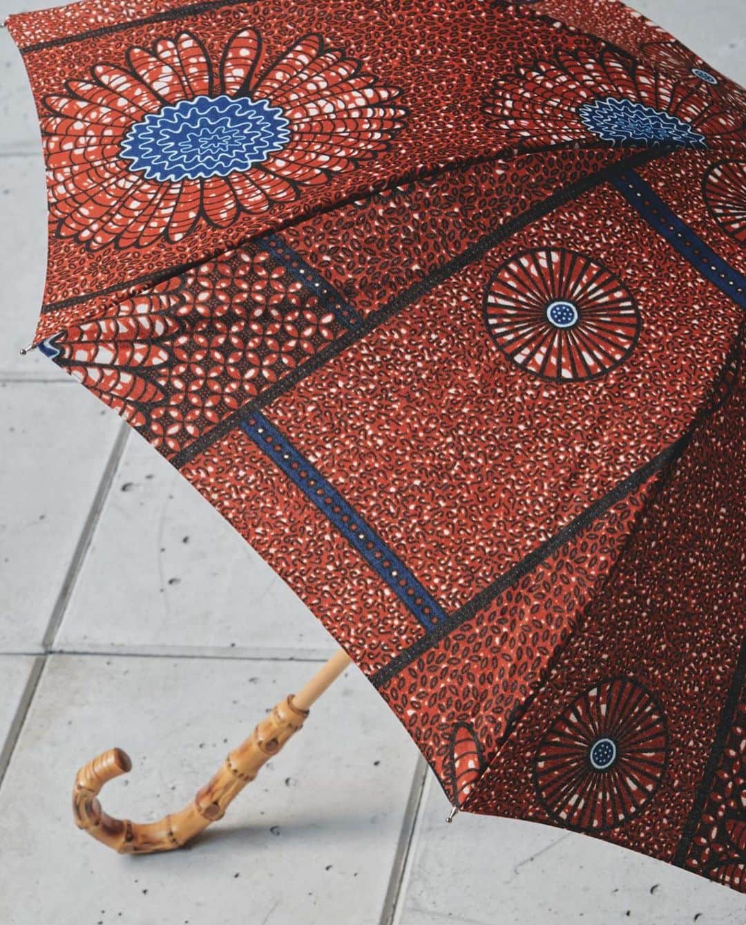 lifes_officialさんのインスタグラム写真 - (lifes_officialInstagram)「04.14（ fri ）online store 20:00 in stock  African Print Umbrella   選りすぐりのパーニュ(アフリカの民族布)を使用した日傘。竹ハンドル仕様で軽くて持ちやすく、布の組み合わせや止め具のアフリカンビーズがポイント。TODAYFUL の服にも合うカラーバリエーションで、差し色にぴったりです。撥水加工済みですが、基本的に日傘としての使用を推奨しております。  #lifes_select」4月14日 12時29分 - todayful_