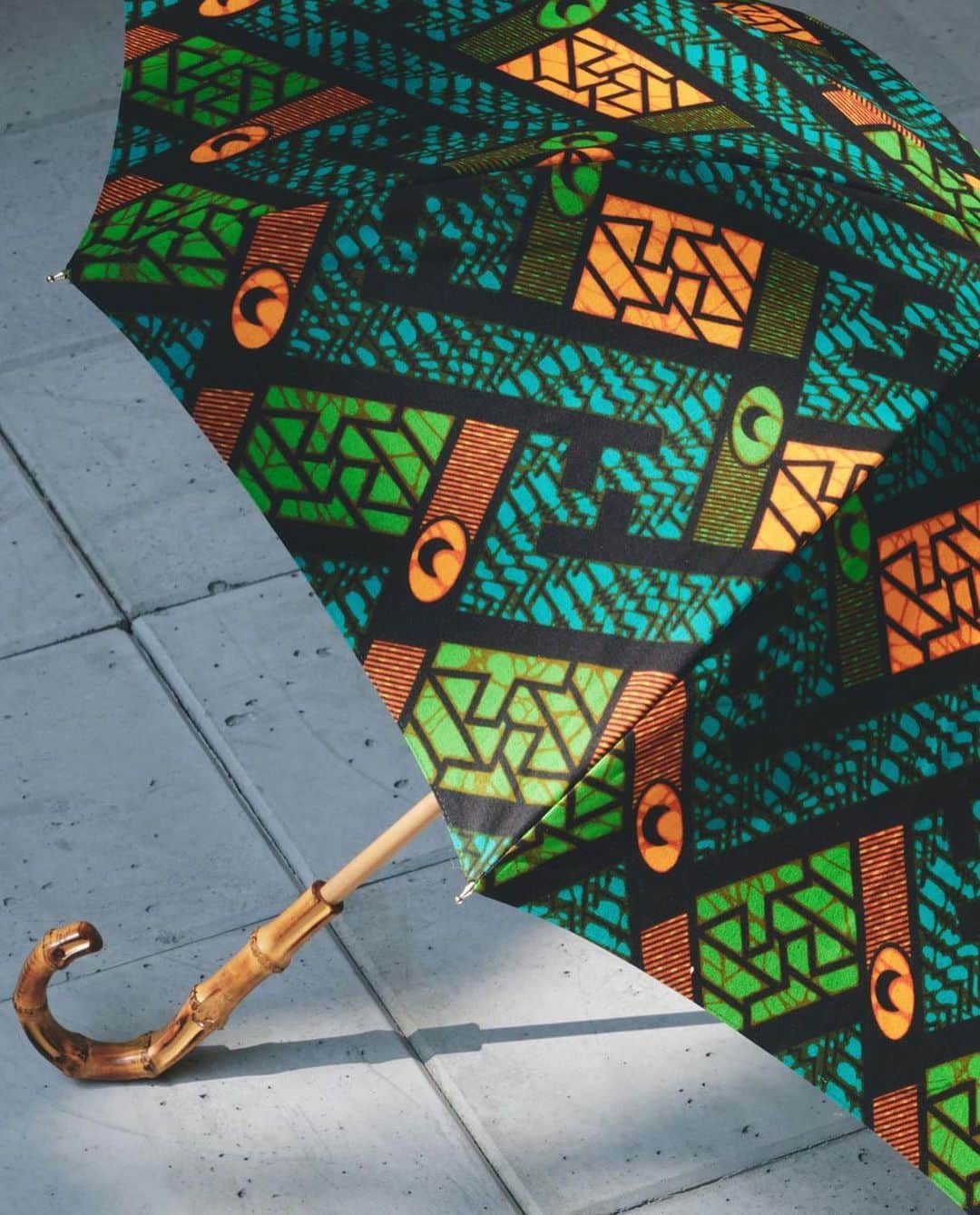 lifes_officialさんのインスタグラム写真 - (lifes_officialInstagram)「04.14（ fri ）online store 20:00 in stock  African Print Umbrella   選りすぐりのパーニュ(アフリカの民族布)を使用した日傘。竹ハンドル仕様で軽くて持ちやすく、布の組み合わせや止め具のアフリカンビーズがポイント。TODAYFUL の服にも合うカラーバリエーションで、差し色にぴったりです。撥水加工済みですが、基本的に日傘としての使用を推奨しております。  #lifes_select」4月14日 12時30分 - todayful_
