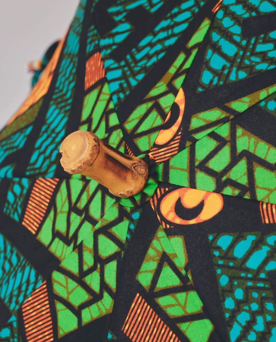 lifes_officialさんのインスタグラム写真 - (lifes_officialInstagram)「04.14（ fri ）online store 20:00 in stock  African Print Umbrella   選りすぐりのパーニュ(アフリカの民族布)を使用した日傘。竹ハンドル仕様で軽くて持ちやすく、布の組み合わせや止め具のアフリカンビーズがポイント。TODAYFUL の服にも合うカラーバリエーションで、差し色にぴったりです。撥水加工済みですが、基本的に日傘としての使用を推奨しております。  #lifes_select」4月14日 12時30分 - todayful_