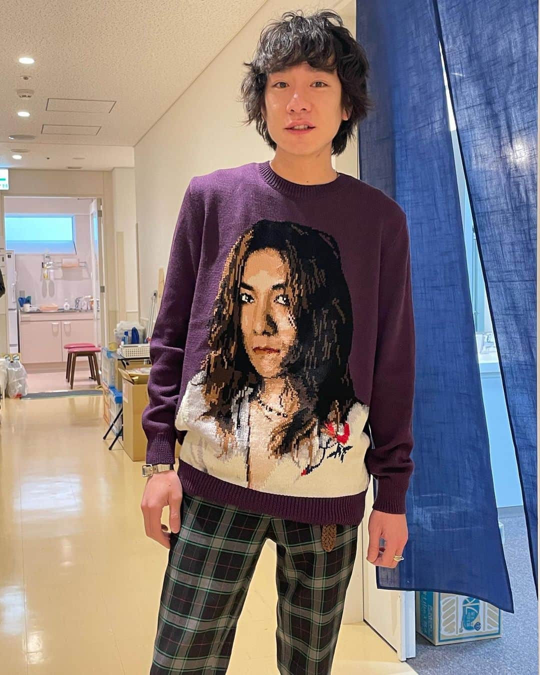 落合モトキのインスタグラム：「サンソン初日始まるよ~ #編み物堀ノ内 のセーターを着て 、、（見せたいだけだろ）」