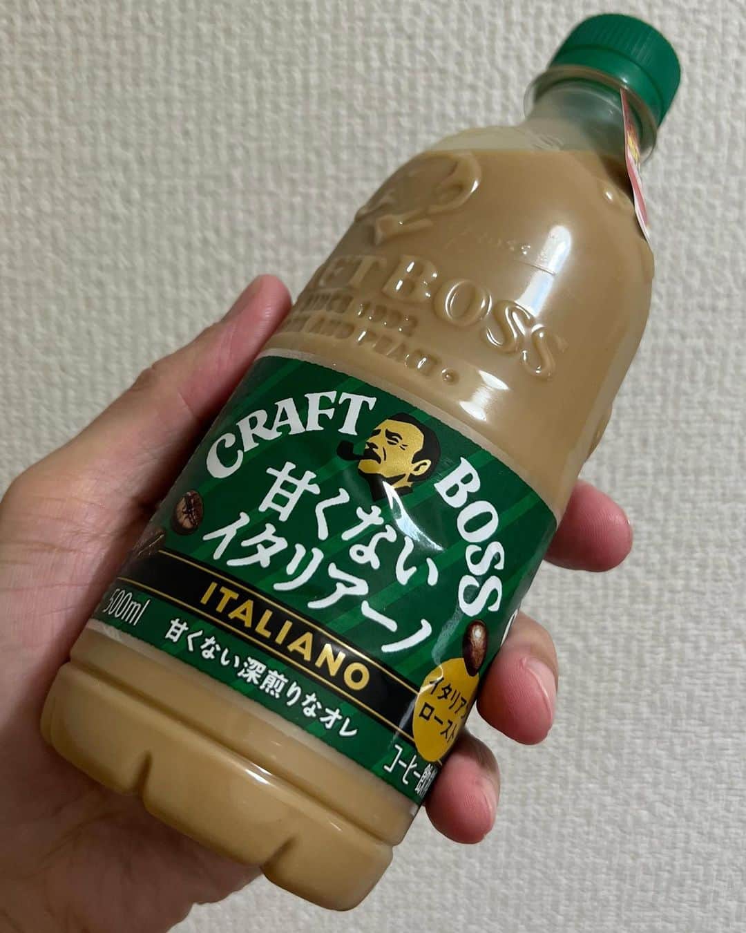 靖乃のインスタグラム：「ペットボトルのコーヒーってちょっと苦手やねんけど、「甘くない」に惹かれて飲んでみました🎵 確かに甘くない‼️😁  これからの季節、この大容量と相まって喉渇いてる時に良さそうやね🌟  #靖乃 #ハイダンシークドロシー #淡路島 #ピン毛」