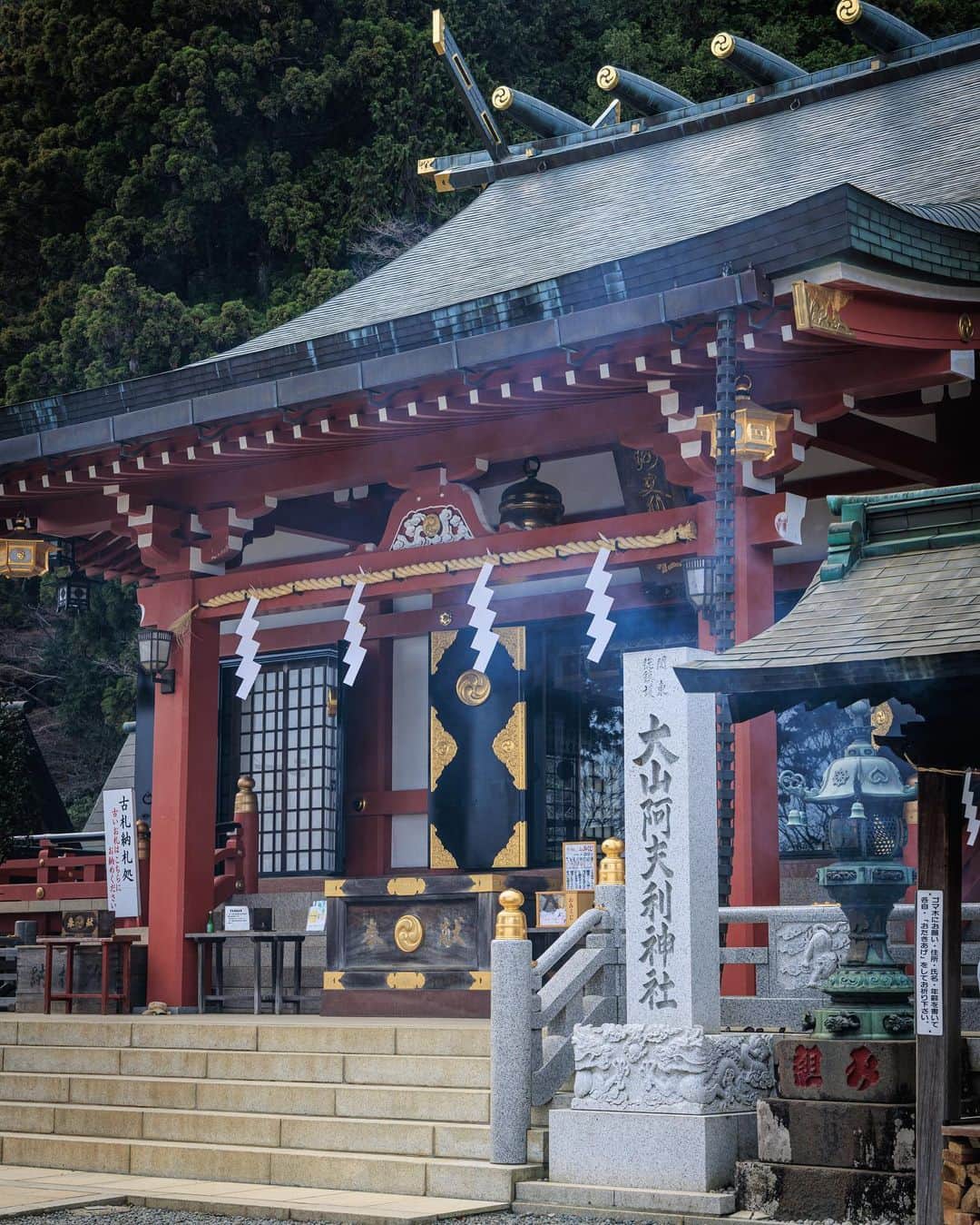 SHOCK EYEさんのインスタグラム写真 - (SHOCK EYEInstagram)「日本遺産であり、富士詣りと共に江戸時代に大人気だった大山詣り。  昔ながらの面影を残す参道、そしてケーブルカーに乗って向かった先に現れたのは、 大山詣りの目的地、関東総鎮護である大山阿夫利神社⛩  創建は約2200年前、、とにかくこんな立派な神社がこの山間にあることにまず驚かされる。  境内から見下ろす相模湾、、めちゃくちゃ見晴らしが良くて、最高に気持ちがいいんだよ。  ここに来るのは2度目だけど、やっぱり好きな場所だなあ、としみじみ✨  お祀りされているのは山の神様であり、富士山の神様、木花咲耶姫の父神である大山祇大神。  商売繁盛や五穀豊穣の御利益を求めて、たくさんの人がここに訪れているそう。  なんだか山の神様ということもあって、デッカいパワーをいただけた気がする＾＾  てか何より、一緒に行った友人らと途中の参道で山菜とろろ蕎麦食べたり、メンチカツやダンゴ食べたり、お土産買ったり。  楽しかったなあ。  #大山阿夫利神社 #大山詣り #日本遺産 #神社 #shrine」4月14日 12時42分 - shockeye_official