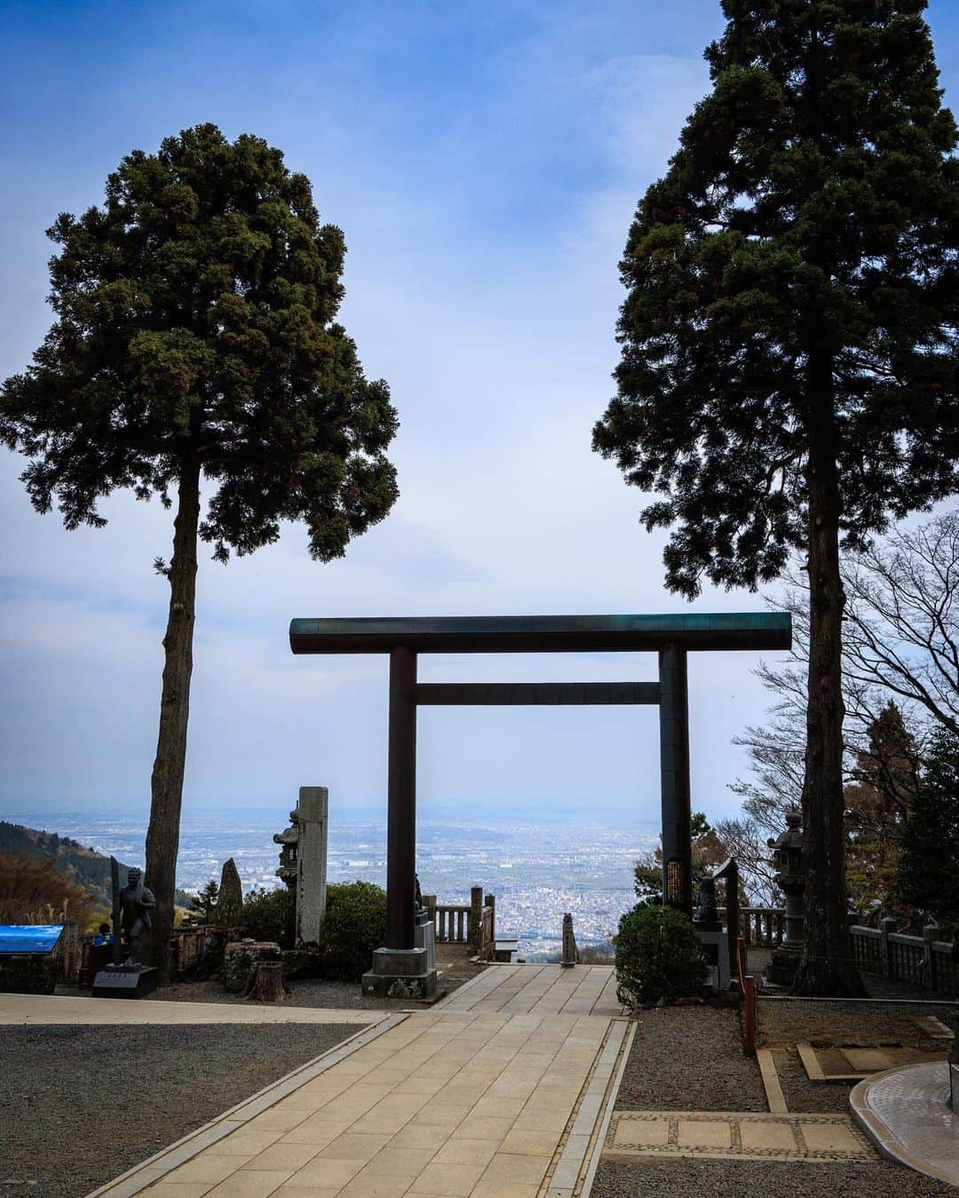 SHOCK EYEさんのインスタグラム写真 - (SHOCK EYEInstagram)「日本遺産であり、富士詣りと共に江戸時代に大人気だった大山詣り。  昔ながらの面影を残す参道、そしてケーブルカーに乗って向かった先に現れたのは、 大山詣りの目的地、関東総鎮護である大山阿夫利神社⛩  創建は約2200年前、、とにかくこんな立派な神社がこの山間にあることにまず驚かされる。  境内から見下ろす相模湾、、めちゃくちゃ見晴らしが良くて、最高に気持ちがいいんだよ。  ここに来るのは2度目だけど、やっぱり好きな場所だなあ、としみじみ✨  お祀りされているのは山の神様であり、富士山の神様、木花咲耶姫の父神である大山祇大神。  商売繁盛や五穀豊穣の御利益を求めて、たくさんの人がここに訪れているそう。  なんだか山の神様ということもあって、デッカいパワーをいただけた気がする＾＾  てか何より、一緒に行った友人らと途中の参道で山菜とろろ蕎麦食べたり、メンチカツやダンゴ食べたり、お土産買ったり。  楽しかったなあ。  #大山阿夫利神社 #大山詣り #日本遺産 #神社 #shrine」4月14日 12時42分 - shockeye_official