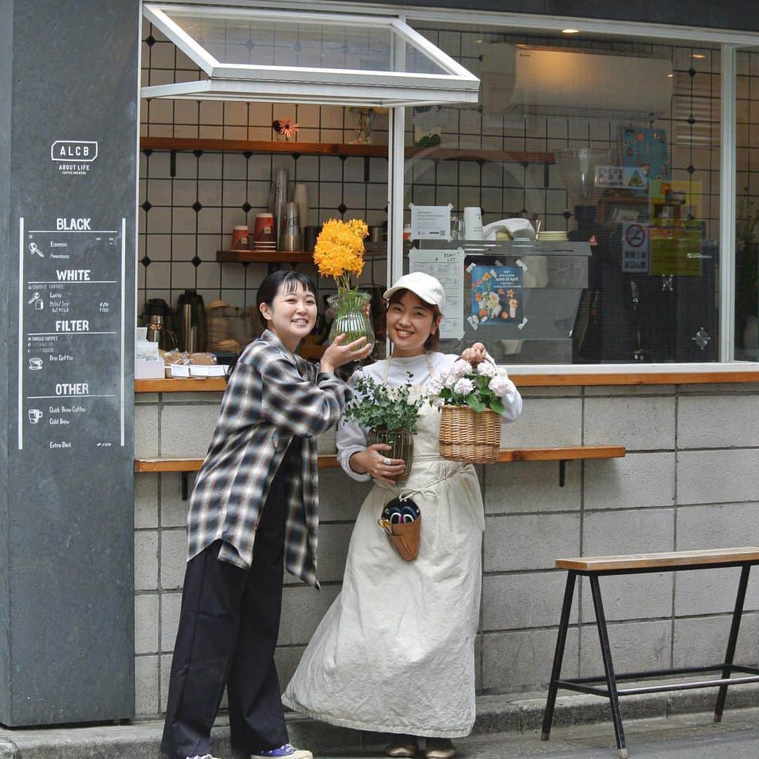 のインスタグラム：「【ABOUT LIFE COFFEE BREWERS 道玄坂】  Flower POP UP of day 2 at ALCB Dogenzaka!!!💐✨ Flowerist : @riho_trorf  You can enjoy coffee while choosing nice flowers🌷  enjoy the event until the 16th✌︎   素敵なお花を選びながらコーヒーをお楽しみ頂けます! ☕️🌻  お花とコーヒーについては是非スタッフにお気軽に ご相談ください✨  POPUPは今週16日(日)までお楽しみ頂けます🌸  🚴dogenzaka shop 9:00-18:00(weekday) 11:00-18:00(weekend and Holiday) 🌿shibuya 1chome shop 8:00-18:00  #aboutlifecoffeebrewers #aboutlifecoffeerewersshibuya #aboutlifecoffee #onibuscoffee #onibuscoffeenakameguro #onibuscoffeejiyugaoka #onibuscoffeenasu #akitocoffee  #stylecoffee #warmthcoffee #aomacoffee #specialtycoffee #tokyocoffee #tokyocafe #shibuya #tokyo」