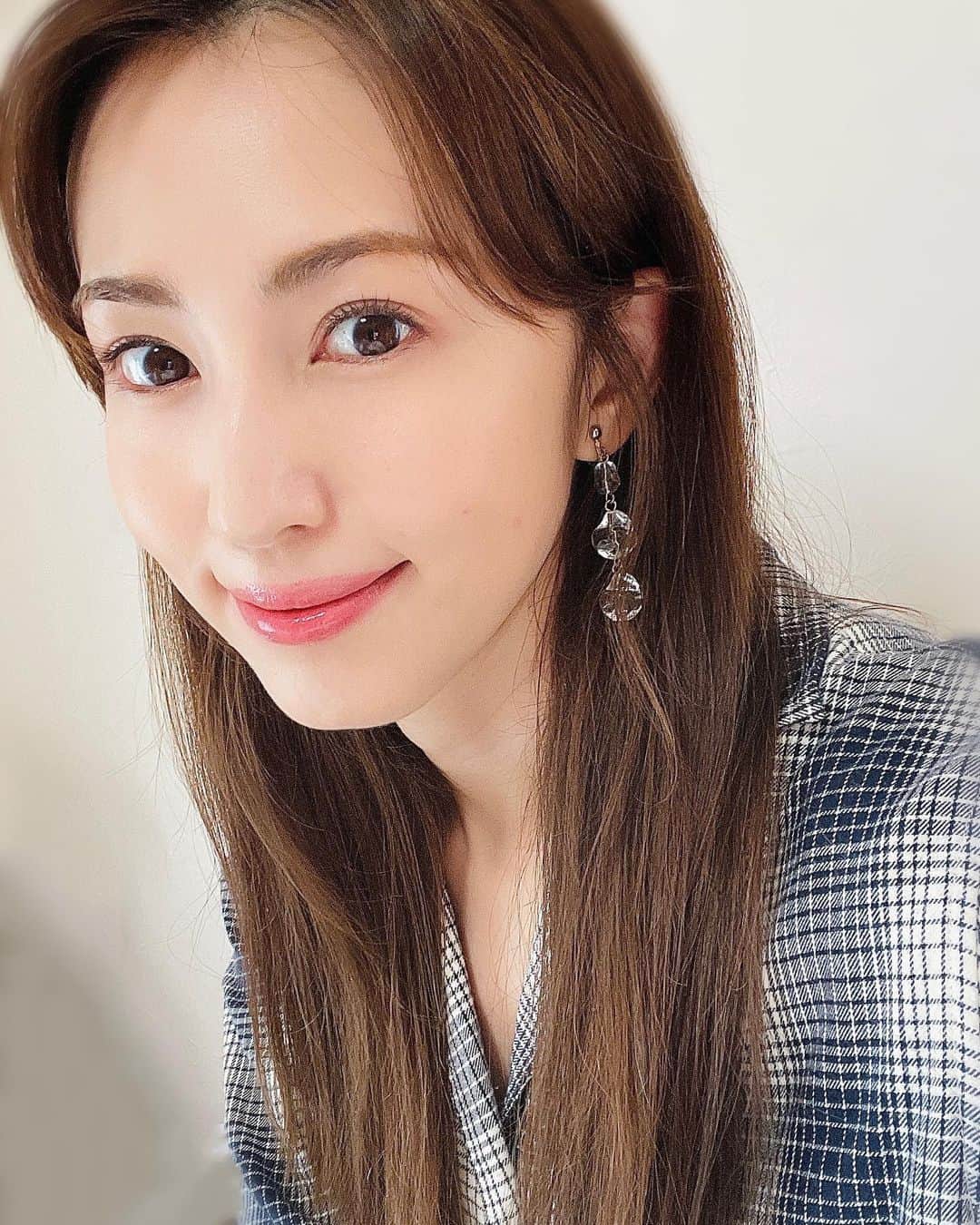 有村実樹のインスタグラム：「💄 春の肌にお悩みの方。 ⁡ ファンケルの「ホワイトニング」が4年ぶりにリニューアルしてWの有効成分が配合された「ブライトニング」がオススメですよ〜！ ⁡ ⁡ あれた肌は約2倍シミになりやすく、シミが横に広がりやすいという点に着目。 メラニンにアプローチしながら、肌あれも一緒にケアすることで、シミになりにくい健やかな肌を目指せます✌️ ⁡ ⁡ ⁡ 確かに私自身、シミが気になるタイミングを思い返すと、大体肌トラブルが起きた後でした。 落ち着いてもくすみ*が抜けなくて、そのままシミっぽく残るような感じ💦 ⁡ ⁡ そこから慌てて美白*ケアを取り入れても実感するまでに時間がかかる😖 ⁡ だからこそ、そうなる前から取り入れることが大切です。 自分にも今一度言い聞かせっ！！ ⁡ ⁡ ⁡ ちなみに、Wの有効成分とは以下の2つ。 ①美白有効成分「ビタミンC誘導体」を含む、独自複合成分「アクティブビタミンCα」 ②肌あれケアする【有効成分】グリチルリチン酸ジカリウム ⁡ ⁡ ⁡ 少量ですっと伸びるテクスチャーの気持ちよさや、完全密閉容器で新鮮なまま1ヶ月で使い切れるサイズ感がやっぱりいいのです👌 無添加*にこだわり低刺激で優しく使えるというのもファンケルの特徴。 ⁡ ⁡ 私の周りでもファンケルはリピート率が高いので、様々な人におすすめしやすいブランドだなーと感じています。 ⁡ ⁡ ⁡ ⁡ 冬の肌疲れからの紫外線や花粉や寒暖差で春にボロ負けしています、、という人も多いのでは？ ⁡ 肌あれケアにベーシックスキンケアの見直しで、今年は勝利の春！になるかも😎✨ ⁡ ⁡ ⁡ ⁡ ⁡ ⁡ *美白（ホワイトニング）とは、メラニンの生成を抑え、シミ・ソバカスを防ぐ効果のこと ⁡ *くすみ:乾燥による *無添加:防腐剤、合成香料、合成色素、石油系界面活性剤、紫外線吸収剤不使用 ⁡ #ファンケルブライトニング #ブライトニング #ファンケル @fancl_official #シミケア #美白 #乾燥肌 #ゆらぎ肌 #無添加スキンケア #上昇ブライトニング #スキンケア #美容 #美容好きな人と繋がりたい #メイク #コスメ #コスメ好きさんと繋がりたい #美容研究家 #植物療法士 #有村実樹」