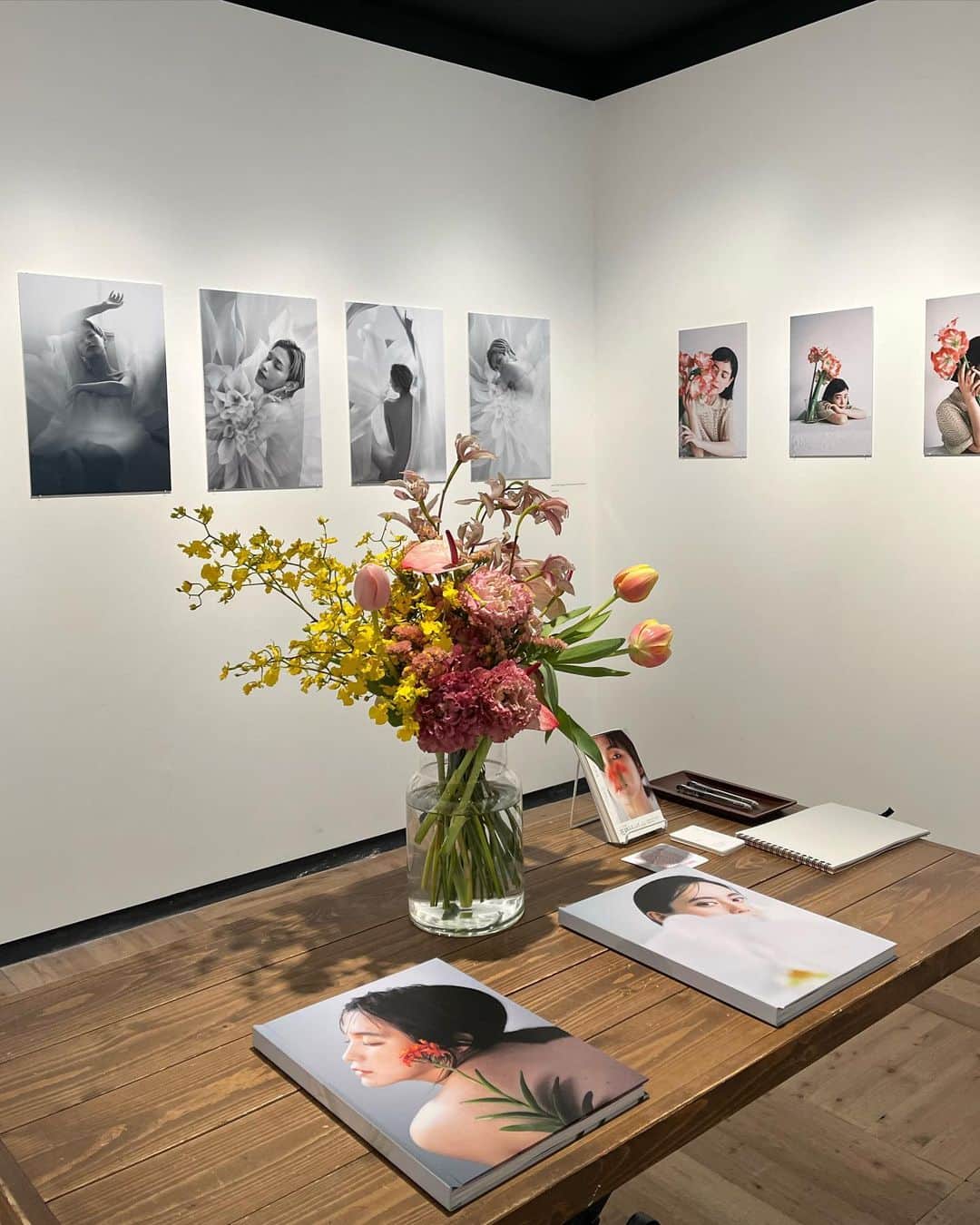 赤坂由梨さんのインスタグラム写真 - (赤坂由梨Instagram)「ㅤㅤㅤ ハンソさんの展示「花絡 花とともに」  ㅤㅤㅤお花とモデルさんの組み合わせがどれも完璧で ハンさんの世界観にじっくり浸れる空間でした。 私もモデルとして参加させてもらいました💐  去年一緒に美術館に行った際に、 ハンさんの個展やってほしい〜！と伝えたら 次に会う時には もういろいろ動き出されていて🏃‍♀️ モデルに選んでもらえたのも嬉しかった😌 データはまたゆっくり載せようと思います。  これからもハンさんの魅力が たくさんの人に届きますように〜〜📷♡  #花絡 #花とともに #写真展」4月14日 13時02分 - __fuyuri