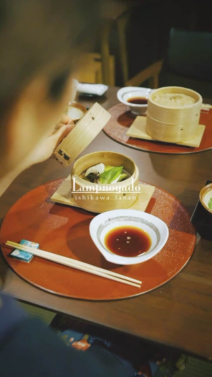 高嶋綾也のインスタグラム：「This was one of the best vegan food I have ever had in my whole life😋 It may be a bit difficult to get there, but it’s worth the trip! Lamp no Yado is a long-established hot spring hotel located in Ishikawa Prefecture, founded in 1579.  石川県奥能登にあるランプの宿に宿泊してきました♨︎ お食事をヴィーガン対応してくれたんですが、これがとっても美味しかったー！😭😲😋😭少し遠くても行く価値あり🙆露天風呂もとてもよきでした♨️  #ランプの宿 #石川県 #能登 #japan #hotel #onsen #lampnoyado」