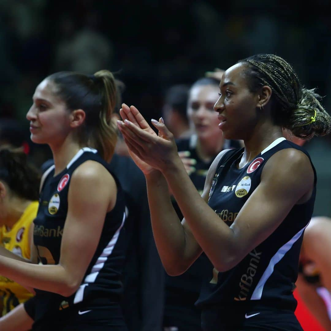 USA Volleyballさんのインスタグラム写真 - (USA VolleyballInstagram)「Four U.S. athletes are headed to the finals of the CEV Champions League with their pro club teams on May 20 in Turin, Italy!  Chiaka Ogbogu and Kara Bajema will play in the women's final with Turkiye's VakifBank, the defending champion. VakifBank went 1-1 with Turkiye's Fenerbahce Opet in the semifinals but won a golden set to advance. Bajema was named MVP. VakifBank will play Turkiye's Ezcacibasi Dynavit in the final.  Erik Shoji and David Smith will play in the men's final with Poland's Grupa Azoty ZAKSA Kędzierzyn-Koźle, the 2-time defending champion. They will play Poland's Jastrzebski Wegiel in the final.」4月14日 12時57分 - usavolleyball