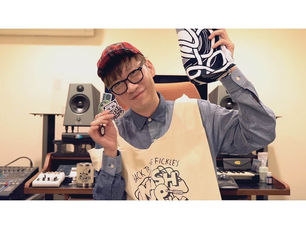 DJ U-ICHIさんのインスタグラム写真 - (DJ U-ICHIInstagram)「簡単ではありますが、動画でグッズの方みせた方がわかりやすいかな！？ と思って作りました。 YouTubeの方にアップしてますので良かったら見てね✨  https://youtu.be/_ls_jBBt4tU  #djuichi #オフィシャルグッズ」4月14日 12時59分 - djuichi_official