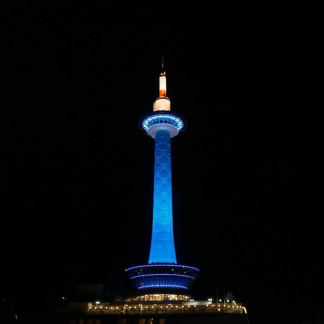 のインスタグラム：「* ／ 毎月14日は、下京区防犯の日！ ＼  4月14日 日没～21:00は 下京区「世界一安心安全・おもてなしのまち京都 市民ぐるみ推進運動」の一環として、京都タワーをスカイブルーにライトアップいたします✨ 皆さんもぜひSNSで #京都タワー を つけて投稿してみてくださいね📸  ※21:00～24:00は通常の ホワイトライトアップです。  ライトアップ情報は京都タワー公式HPでも公開中🙌❤ ぜひお越しください😉 #京都タワー #京都 #京都旅行 #京都カメラ部 #キリトリセカイ #京都大人旅 #京都写真部 #写真好きな人と繋がりたい #京都タワーのある景色 #夜景 #夜景ら部 #夜景好き #そうだ京都行こう #誰かに見せたい風景 #誰かに見せたい景色 #カメラ女子 #kyoto #kyototower #kyotogenic #beautiful #night_gram #japan #travel #discoverjapan #loves_united_kyoto #instagood #kyotojapan #kyoto_style #kyotogenic」