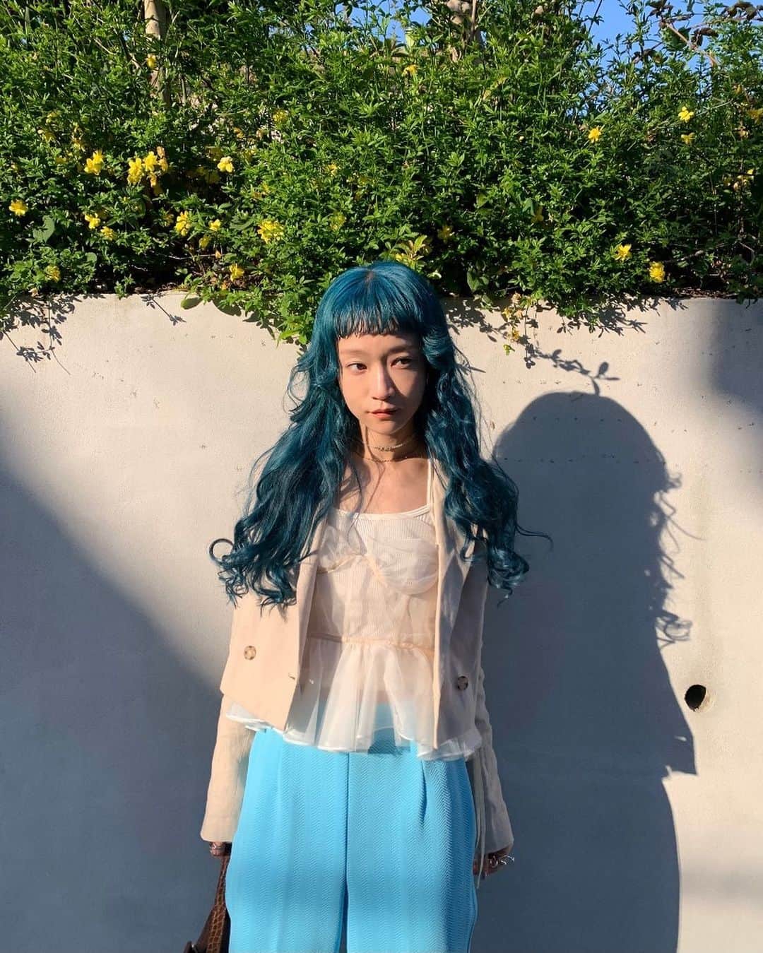 のインスタグラム：「風に揺らめくビスチェ🕊🍃透け感とハリ感が好き。春夏で沢山レイヤードしたい🍋ワンピースに重ねたりTシャツに重ねたり、楽しみが溢れる✍️💭  #labelleetude #ラベルエチュード #pr」
