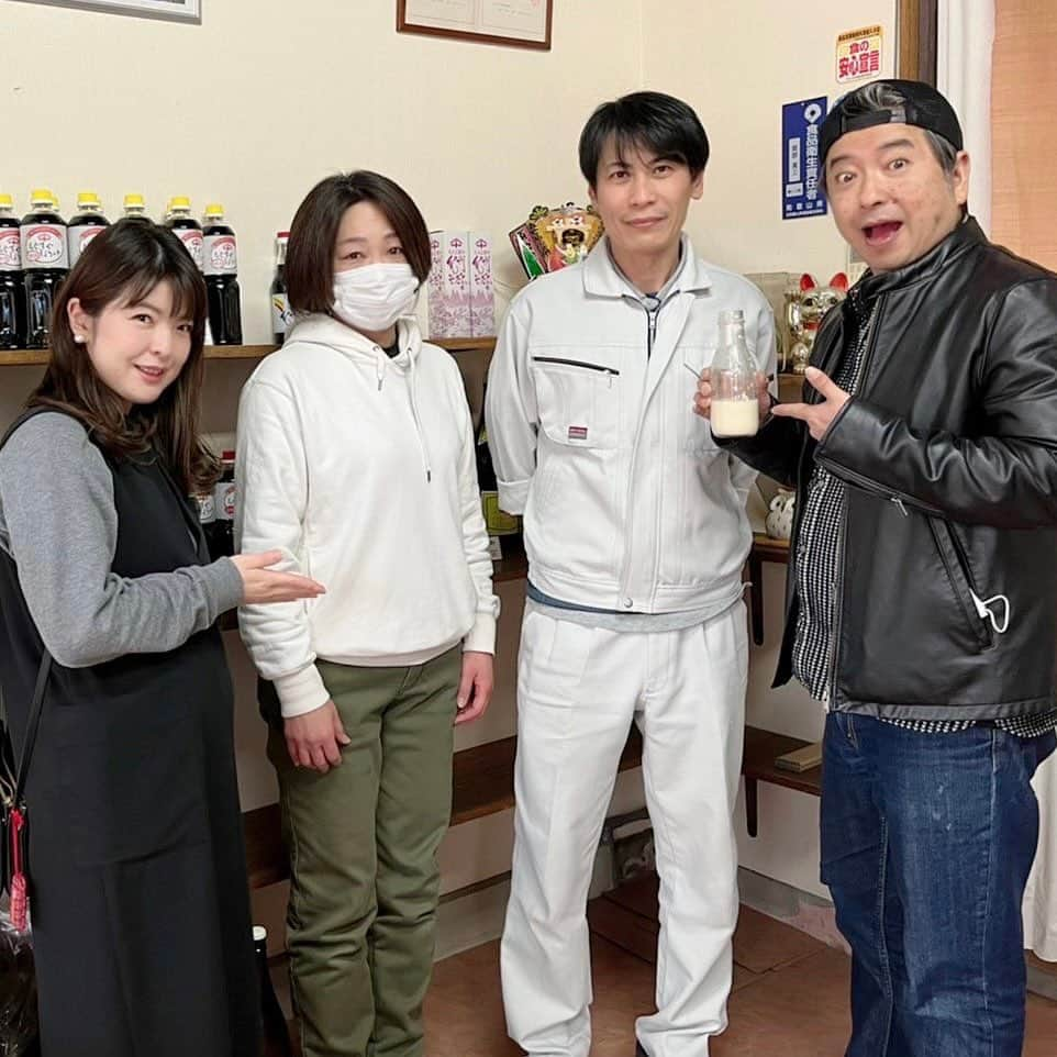 倉窪莉沙のインスタグラム：「* 和歌山放送「マエオカテツヤの全開！木曜日」のコーナー、最初に伺った場所から数珠つなぎで地元の人ならではのオススメの場所や人を紹介してもらい、巡っていく「DEEPな和歌山探検隊」。2月＆3月の放送ではみなべ町をぶら～りしてきた様子をお届けします👟♡  「かつら堂」さんにご紹介いただいたのは、明治43年創業の「ちぐすや商店」さん。伝統を受け継ぐ昔ながらの製法で金山寺味噌や甘酒、醤油などを作られています✨私は甘酒が少し苦手だったのですが、ちぐすやさんの甘酒はとても飲みやすくて後味もすっきり。麹の味わいを楽しませていただきました😋  こんかいのDEEPな和歌山探検隊はこれにて完結！みなべ町のみなさん、ありがとうございました💕💕 . . #マエオカテツヤの全開木曜日 #DEEPな和歌山探検隊 #マエオカテツヤ さん #てっちゃん #wbs #和歌山放送 #和歌山 #みなべ町 #ちぐすや商店  #金山寺味噌  #甘酒 #醤油 #ぶらり旅 #数珠つなぎ #アナウンサー #ママ時々アナウンサー #ママウンサー」