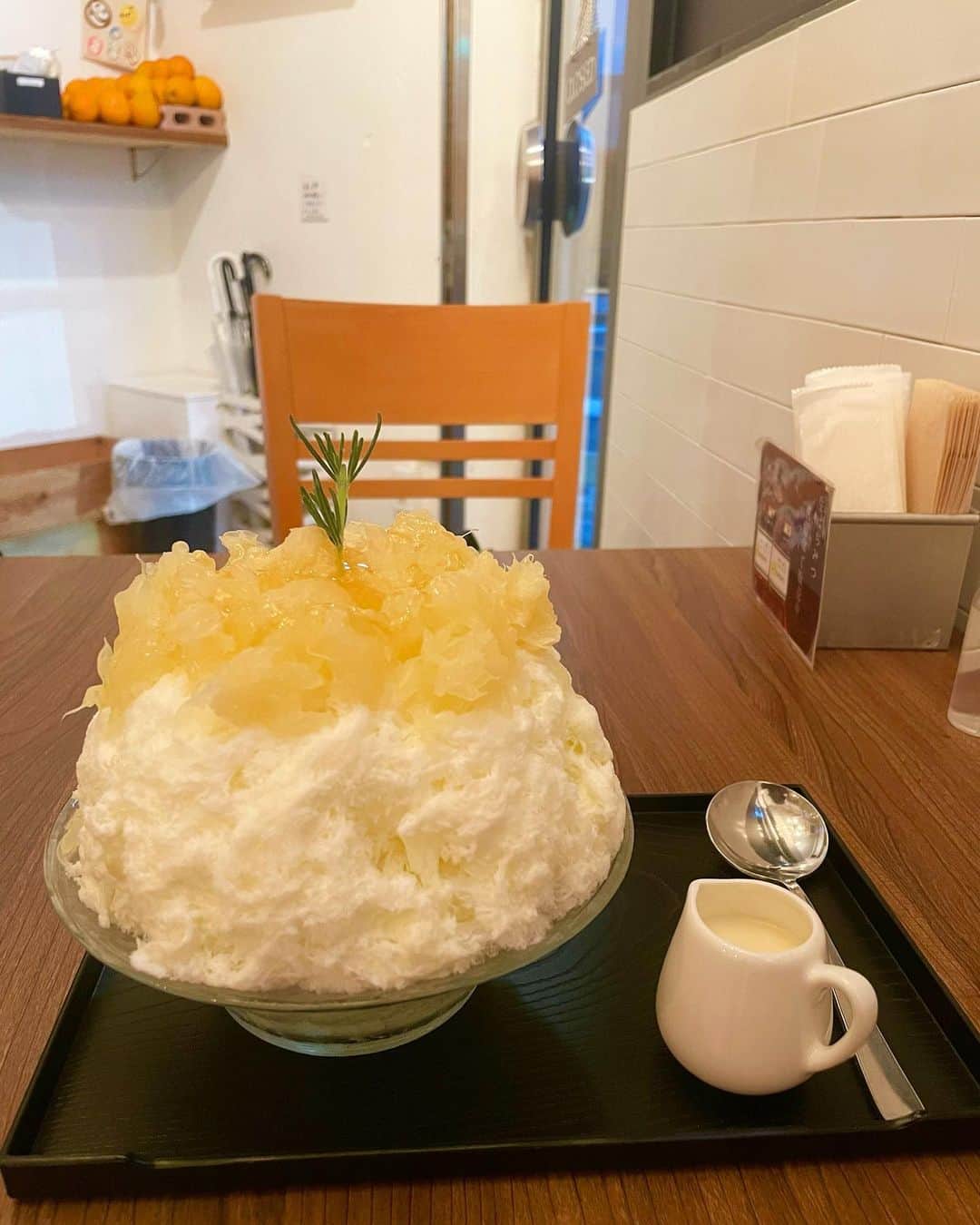 柏木由紀さんのインスタグラム写真 - (柏木由紀Instagram)「𖤣𖤥𖠿𖤣𖤥   ご褒美に食べるかき氷。  これは少し前に食べたかき氷で、  メロゴールドに生はちみつ🍯 ヨーグルトクリームにグラノーラとナッツ🥜  本当に美味しくて幸せな時間😌🤍  #かき氷　#サカノウエカフェ」4月14日 13時14分 - yukikashiwagi_official