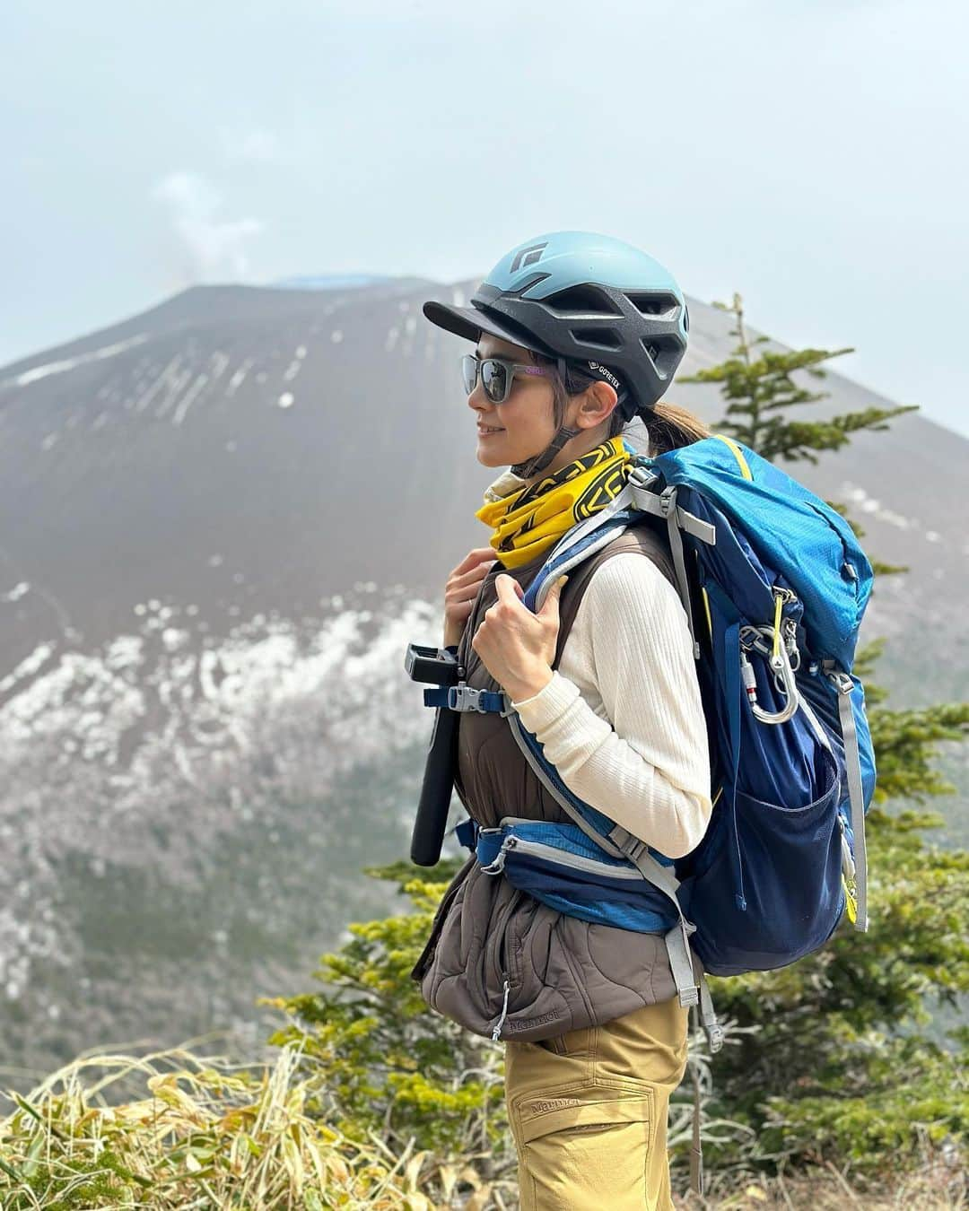 田中幸のインスタグラム：「✳︎登山 . . . 登山シーズンイン⛰  雪道だったり 氷道だったり スパイク&アイゼン登山  さくっと、絶景見れる この場所が好き🤍 . . . #アウトドア#アウトドア女子#家族#家族アウトドア#3姉妹ママ#女の子ママ#Vlog#スノボ#スノーボード#登山#浅間山#黒斑山#黒斑山ハイキング」