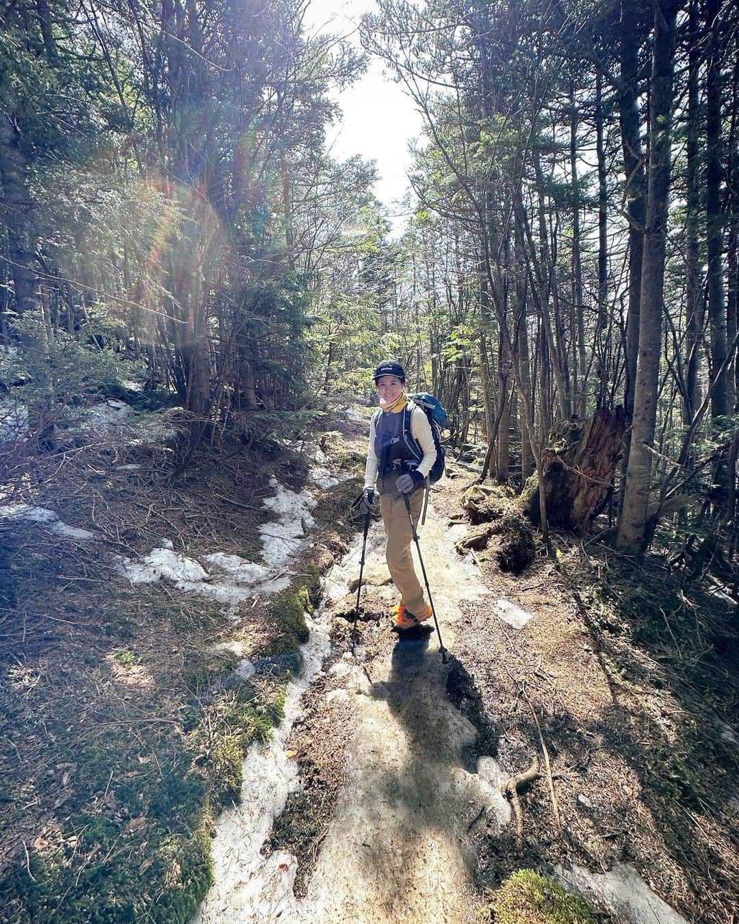 田中幸さんのインスタグラム写真 - (田中幸Instagram)「✳︎登山 . . . 登山シーズンイン⛰  雪道だったり 氷道だったり スパイク&アイゼン登山  さくっと、絶景見れる この場所が好き🤍 . . . #アウトドア#アウトドア女子#家族#家族アウトドア#3姉妹ママ#女の子ママ#Vlog#スノボ#スノーボード#登山#浅間山#黒斑山#黒斑山ハイキング」4月14日 13時15分 - sachitanaka