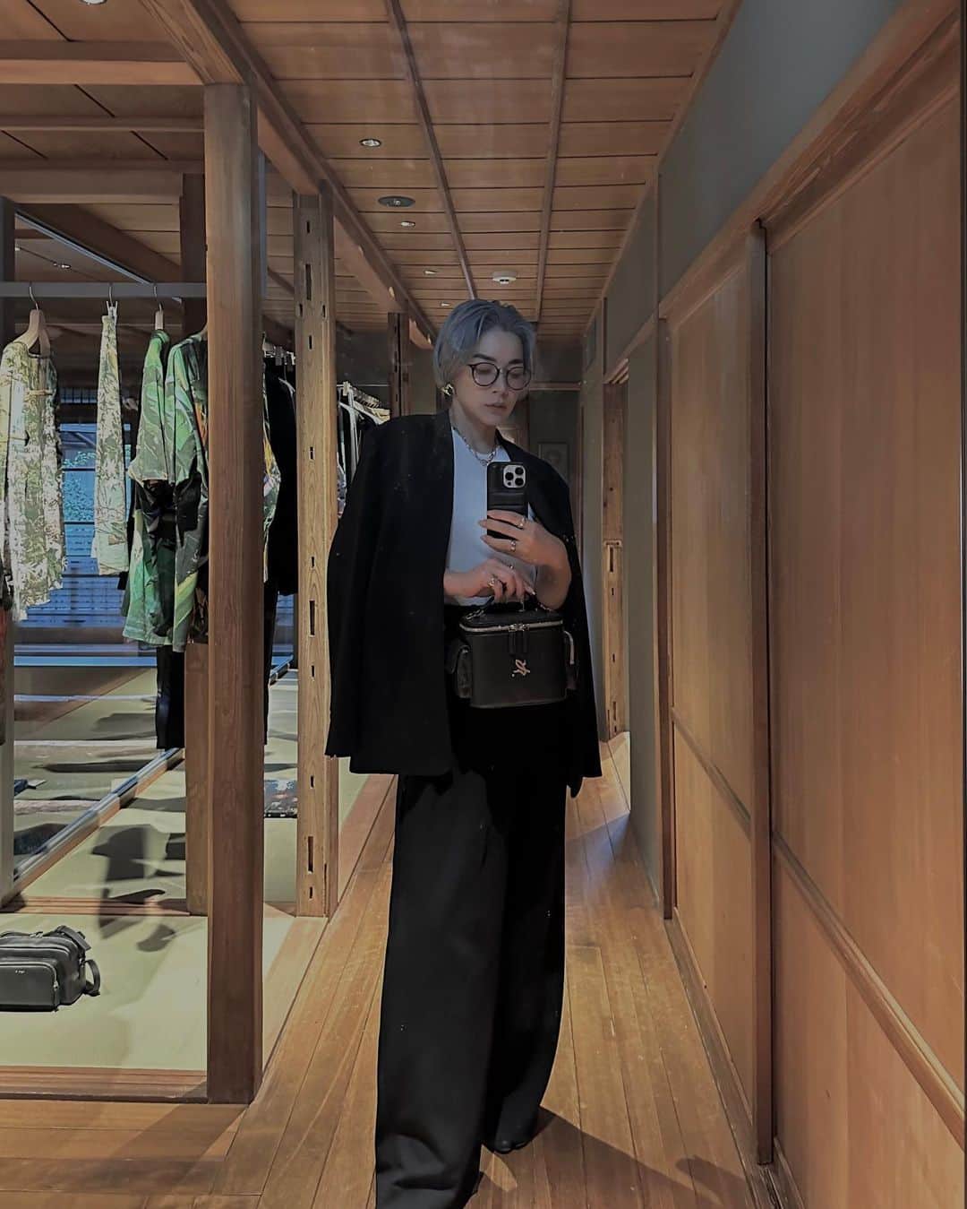 suzuka noseさんのインスタグラム写真 - (suzuka noseInstagram)「. 4/15に新しく祇園にオープンする agnes b. Gionのコンセプトショップ pre openへ。  町屋を一軒丸ごと改装した新店は、１階はカフェ、2階はコレクションや限定商品の展示・販売スペースで @teruhiroyanagihara さんによるデザイン。 京都らしい和の空間とPOPなagnes b.のカラーリングのバランスが可愛。  私のお気に入りはお店の奥の大きなテーブルのお席とレトロな試着室。あ、もうひとつ。抹茶ラテ。 奥のお席に飾られている写真はデザイナーのagnes自身が撮影したお気に入りの食材なんだって。  9:00am openでモーニングも食べられるらしいので 次回は花見小路で贅沢にモーニングをしに行きたいと思います。  ちなみに、写真に写っているのは「クロックムッシュ」。 パンにチーズとハムを挟んだフランスのホットサンド。 外はカリッと、チーズはとろっと。 ブラックペッパーのアクセントがたまらなく食欲をそそるので、スイーツはあんまり、、なメンズたちも彼女に付き合う際はぜひ。  📍 @agnesb_cafe  #agnesbcafe #アニエスベーカフェ #agnesbgion #アニエスベー祇園 #京都カフェ #祇園カフェ #カフェ」4月14日 13時30分 - suzukatochimoto
