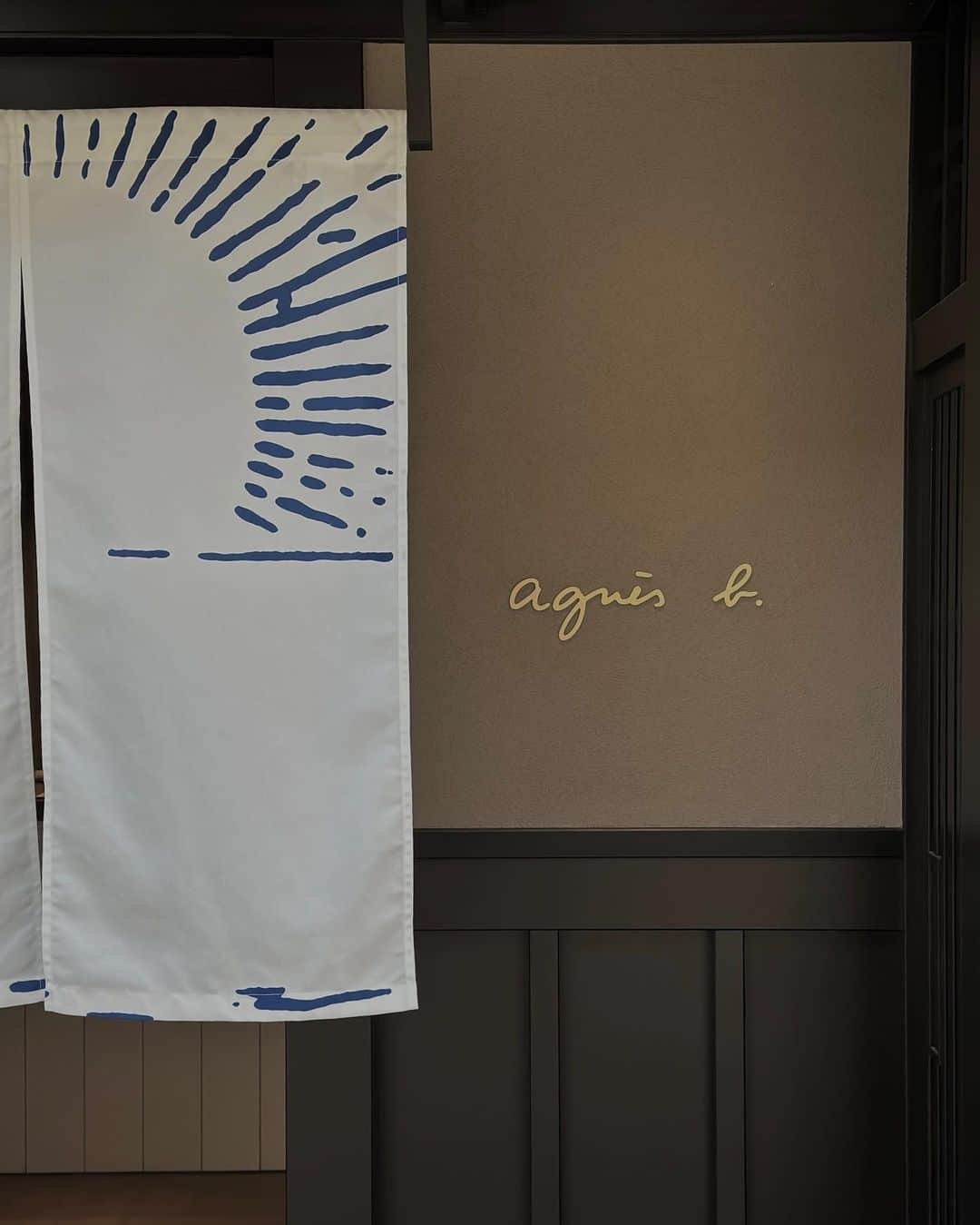 suzuka noseのインスタグラム：「. 4/15に新しく祇園にオープンする agnes b. Gionのコンセプトショップ pre openへ。  町屋を一軒丸ごと改装した新店は、１階はカフェ、2階はコレクションや限定商品の展示・販売スペースで @teruhiroyanagihara さんによるデザイン。 京都らしい和の空間とPOPなagnes b.のカラーリングのバランスが可愛。  私のお気に入りはお店の奥の大きなテーブルのお席とレトロな試着室。あ、もうひとつ。抹茶ラテ。 奥のお席に飾られている写真はデザイナーのagnes自身が撮影したお気に入りの食材なんだって。  9:00am openでモーニングも食べられるらしいので 次回は花見小路で贅沢にモーニングをしに行きたいと思います。  ちなみに、写真に写っているのは「クロックムッシュ」。 パンにチーズとハムを挟んだフランスのホットサンド。 外はカリッと、チーズはとろっと。 ブラックペッパーのアクセントがたまらなく食欲をそそるので、スイーツはあんまり、、なメンズたちも彼女に付き合う際はぜひ。  📍 @agnesb_cafe  #agnesbcafe #アニエスベーカフェ #agnesbgion #アニエスベー祇園 #京都カフェ #祇園カフェ #カフェ」